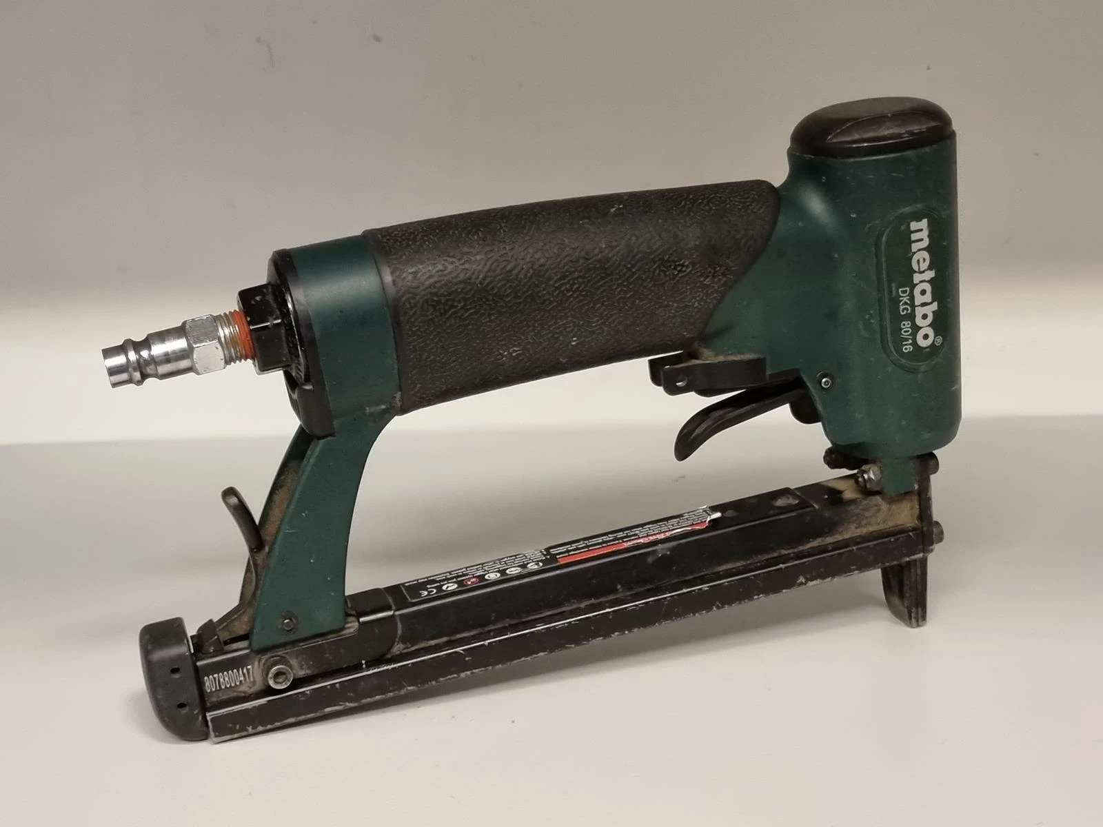 zszywacz-pneumatyczny-metabo-dkg-8016-maksymalna-dlugosc-zszywek-16