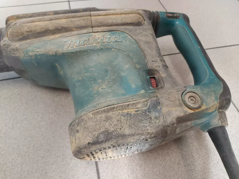 mlot-kujacy-udarowy-makita-hm1213c-186j-typ-uchwytu-sds-max