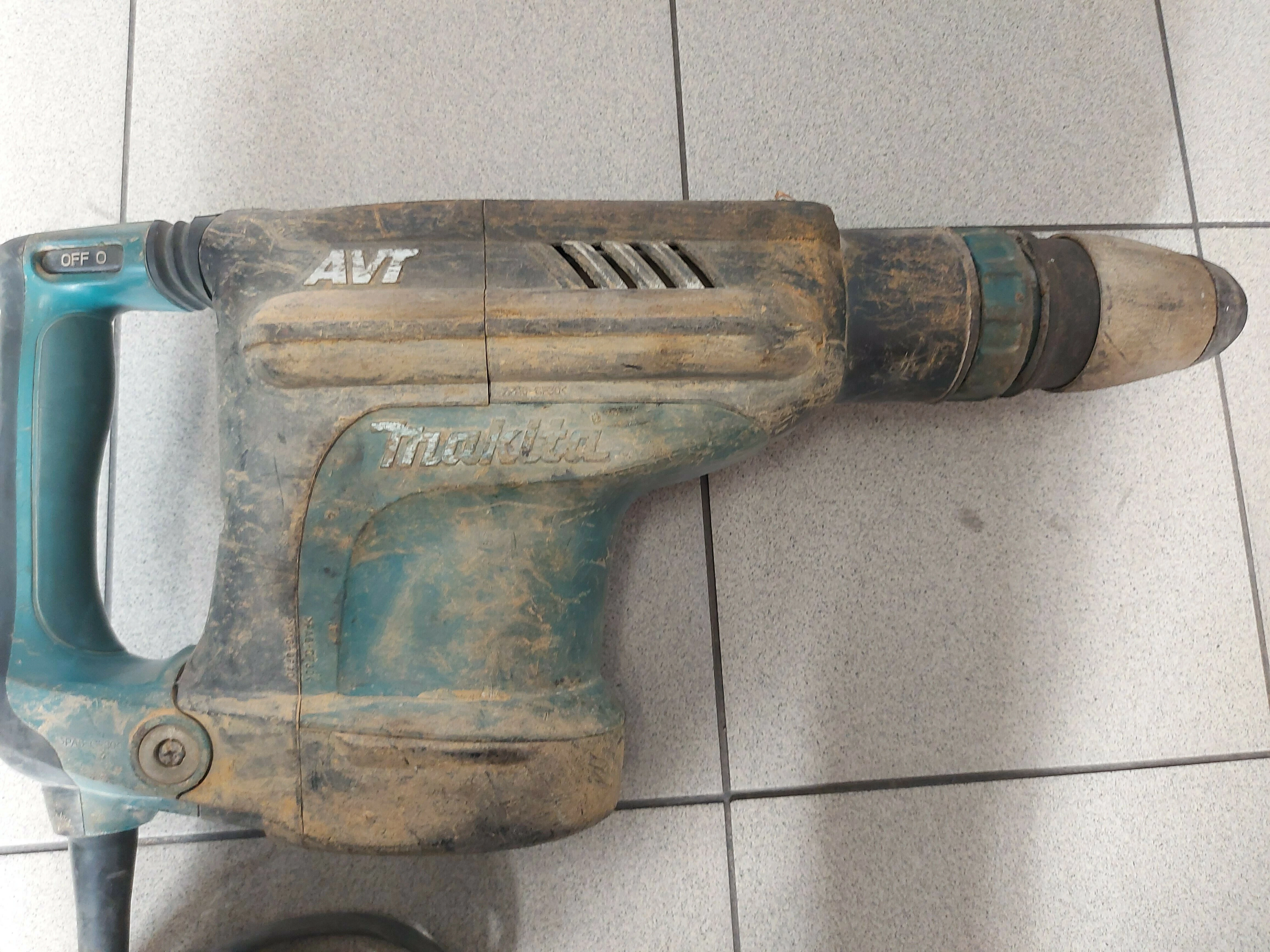 mlot-kujacy-udarowy-makita-hm1213c-186j-marka-makita