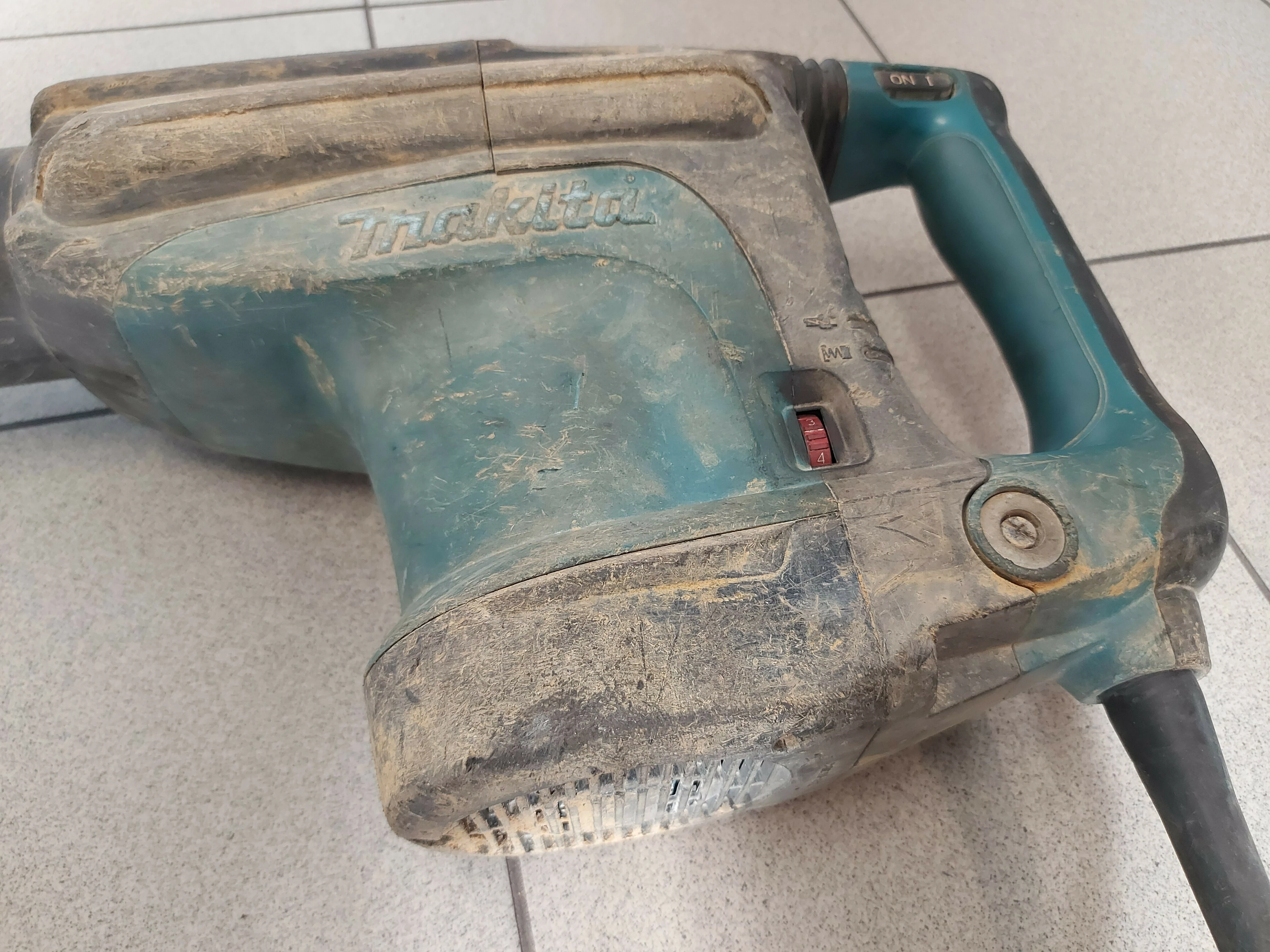 mlot-kujacy-udarowy-makita-hm1213c-186j-typ-uchwytu-sds-max