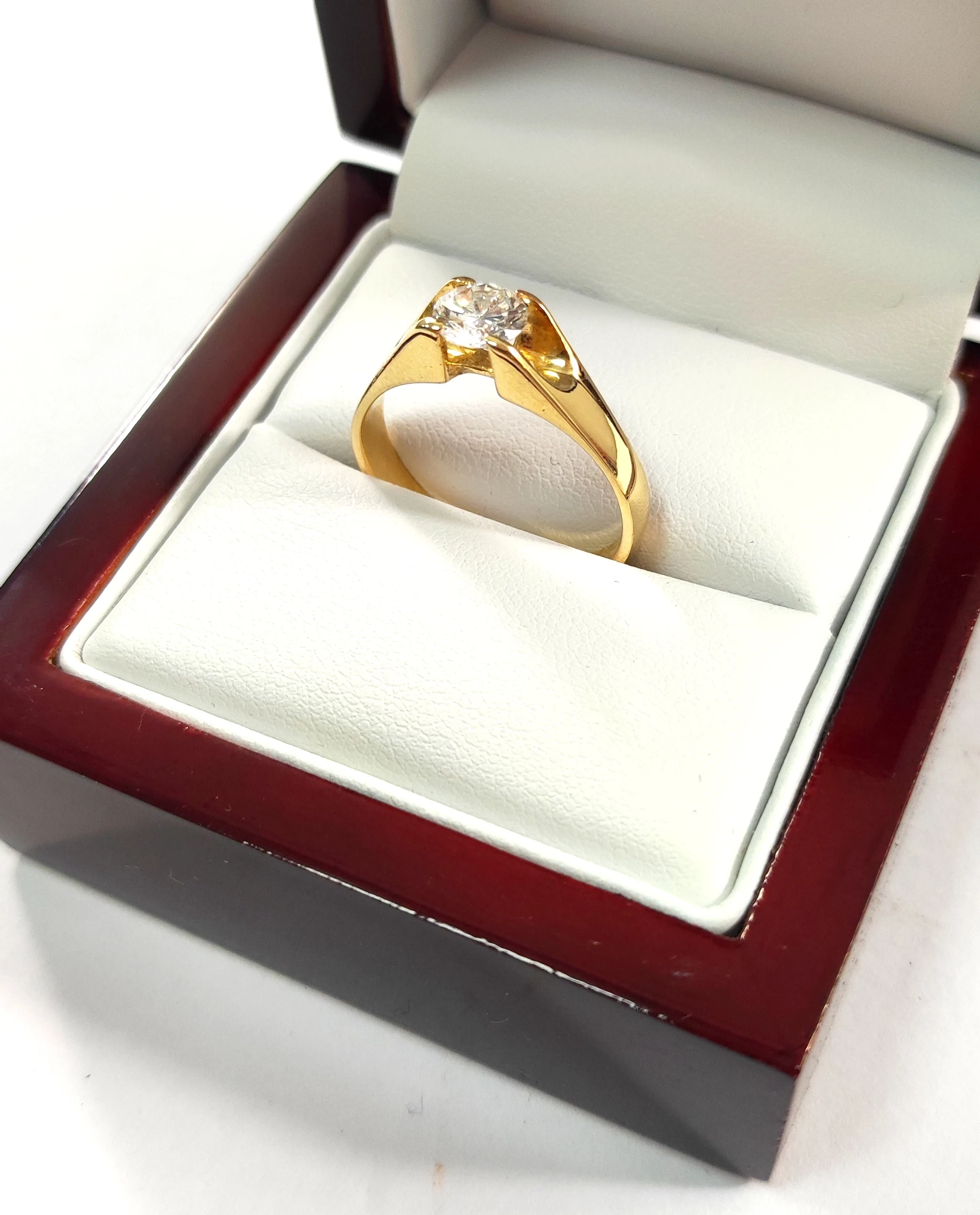 zloty-pierscionek-duzy-diamentbrylant-kolor-dominujacy-zloty