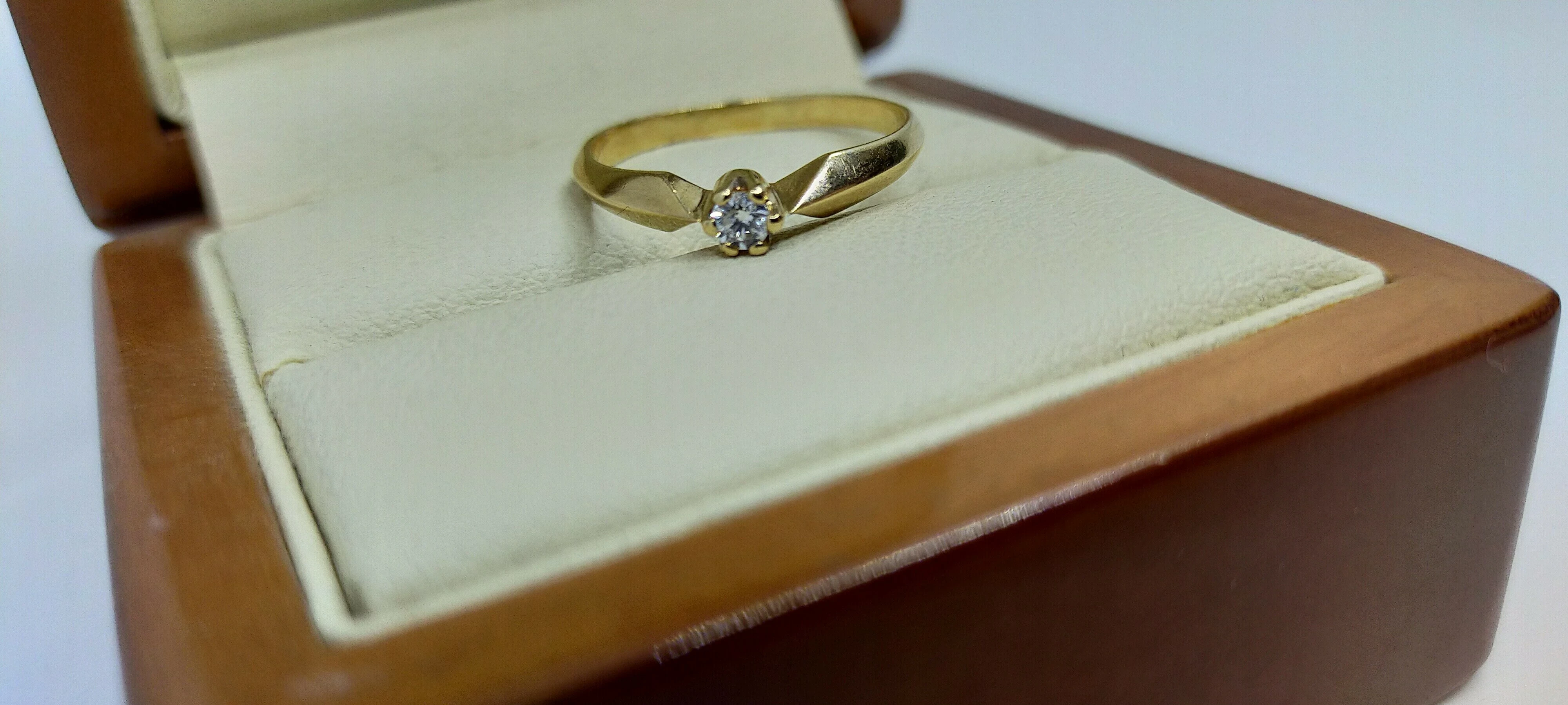 wyrob-jubilerski-uzywany-pierscionek-585-certyfikat-marka-inna-marka