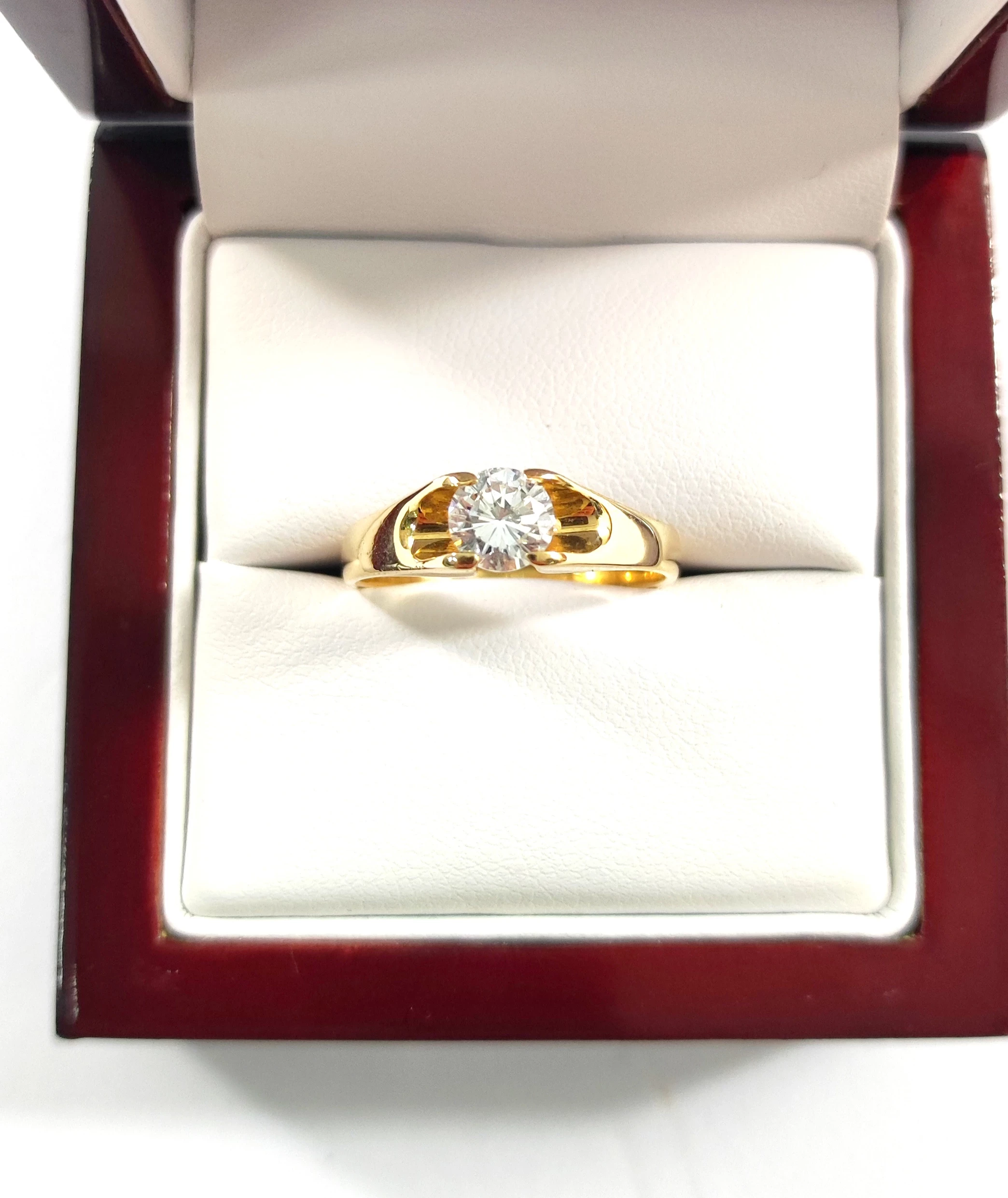 zloty-pierscionek-duzy-diamentbrylant-cechy-brak