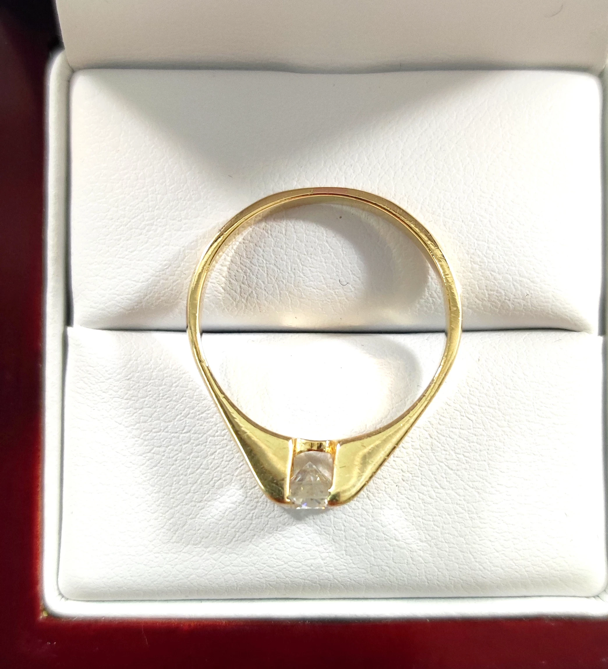 zloty-pierscionek-duzy-diamentbrylant-material-zloto