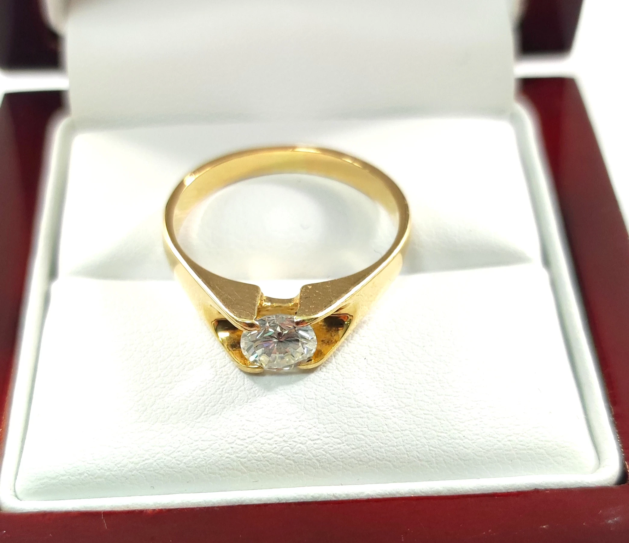 zloty-pierscionek-duzy-diamentbrylant-rodzaj-klasyczne