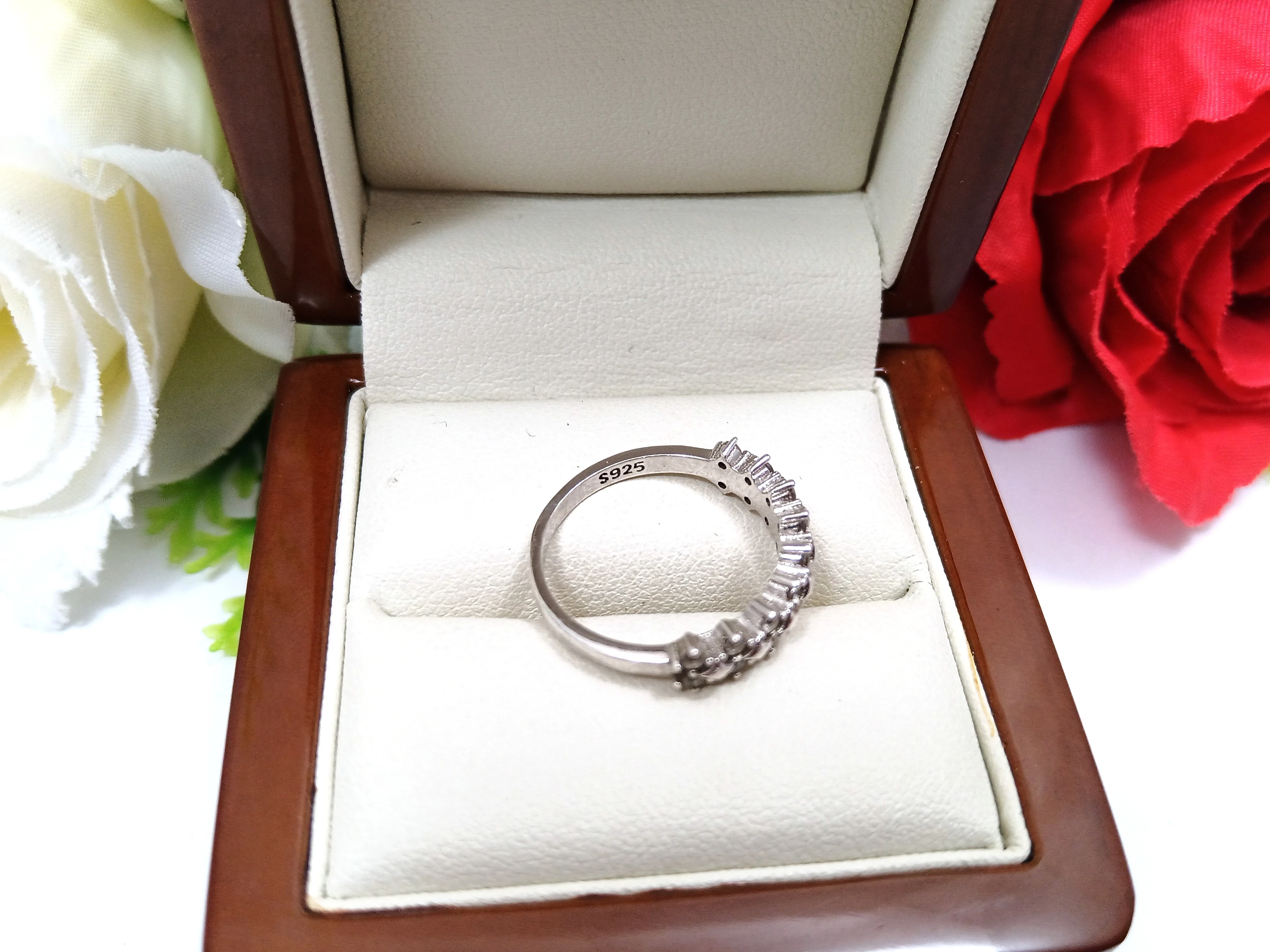 sliczny-srebrny-pierscionek-z-cyrkoniami-25g-925-ean-gtin-5902921142560