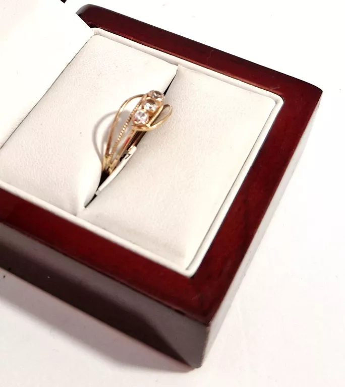 zloty-pierscionek-3-cyrkonie-p585161g-ean-gtin-5903772002805