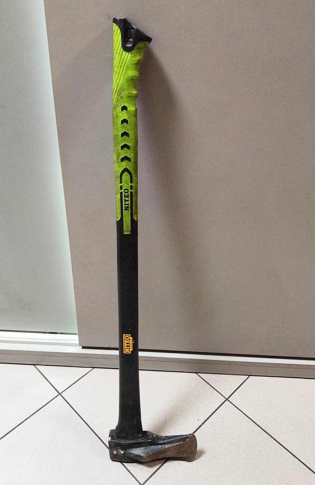 siekiera-rozlupujaca-niteo-tools-90-cm-obroncow-pokoju-3-gubin