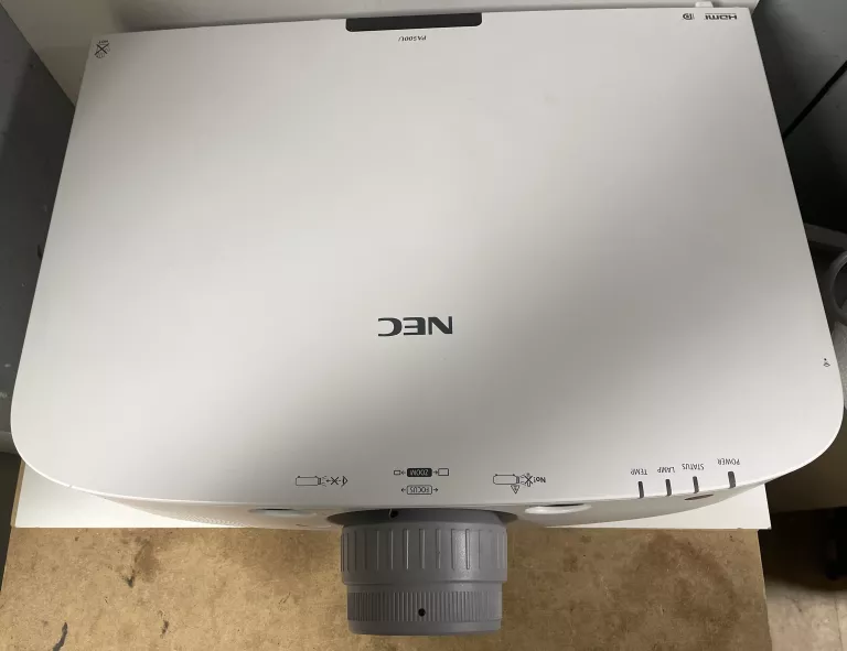 projektor-nec-pa500u-polecamy-kolor-bialy