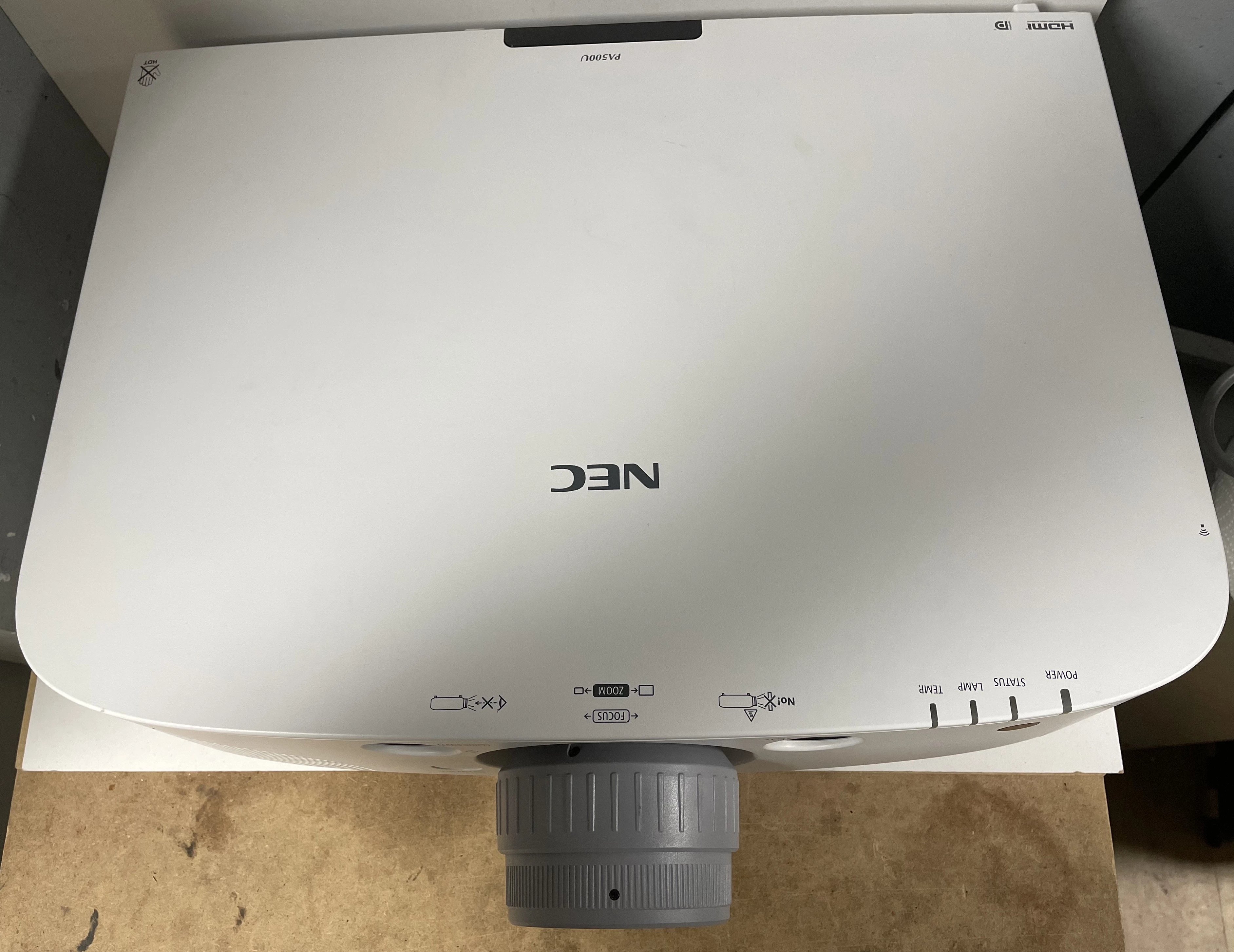 projektor-nec-pa500u-polecamy-kolor-bialy