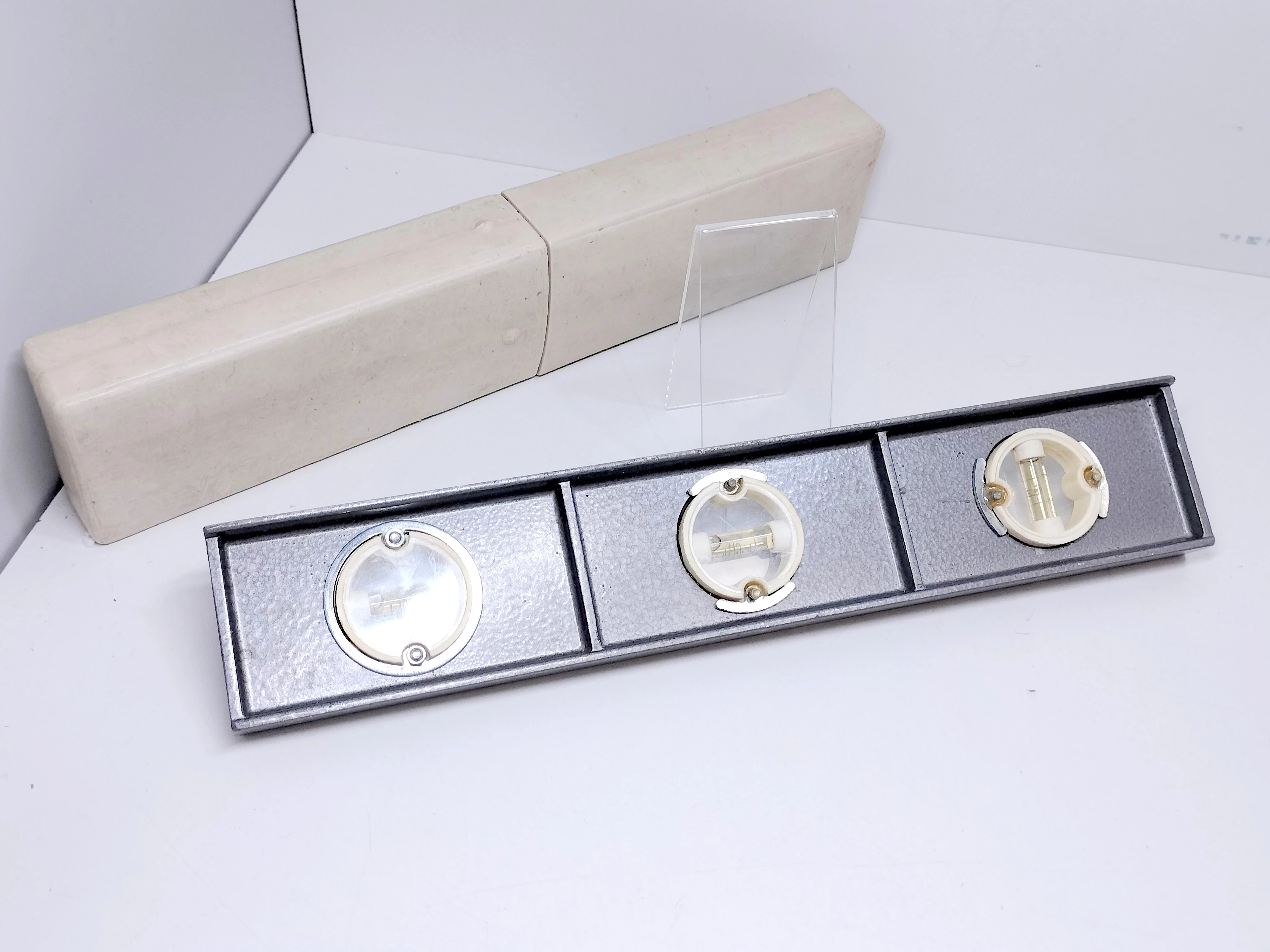 poziomica-metalowa-w-etui-prl-osiedle-centrum-d1-krakow