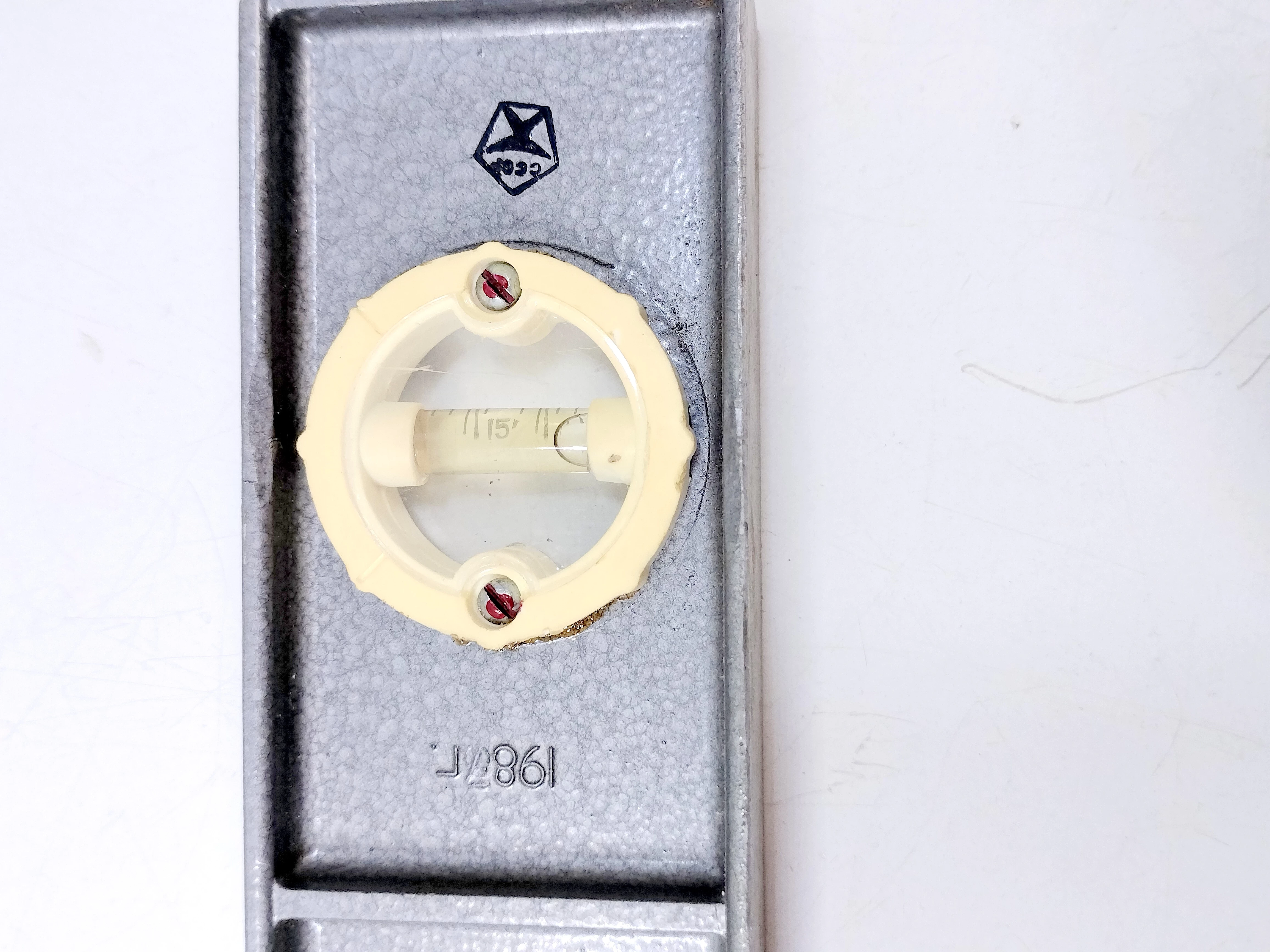 poziomica-metalowa-w-etui-prl-dekada-lata-80-xx-w