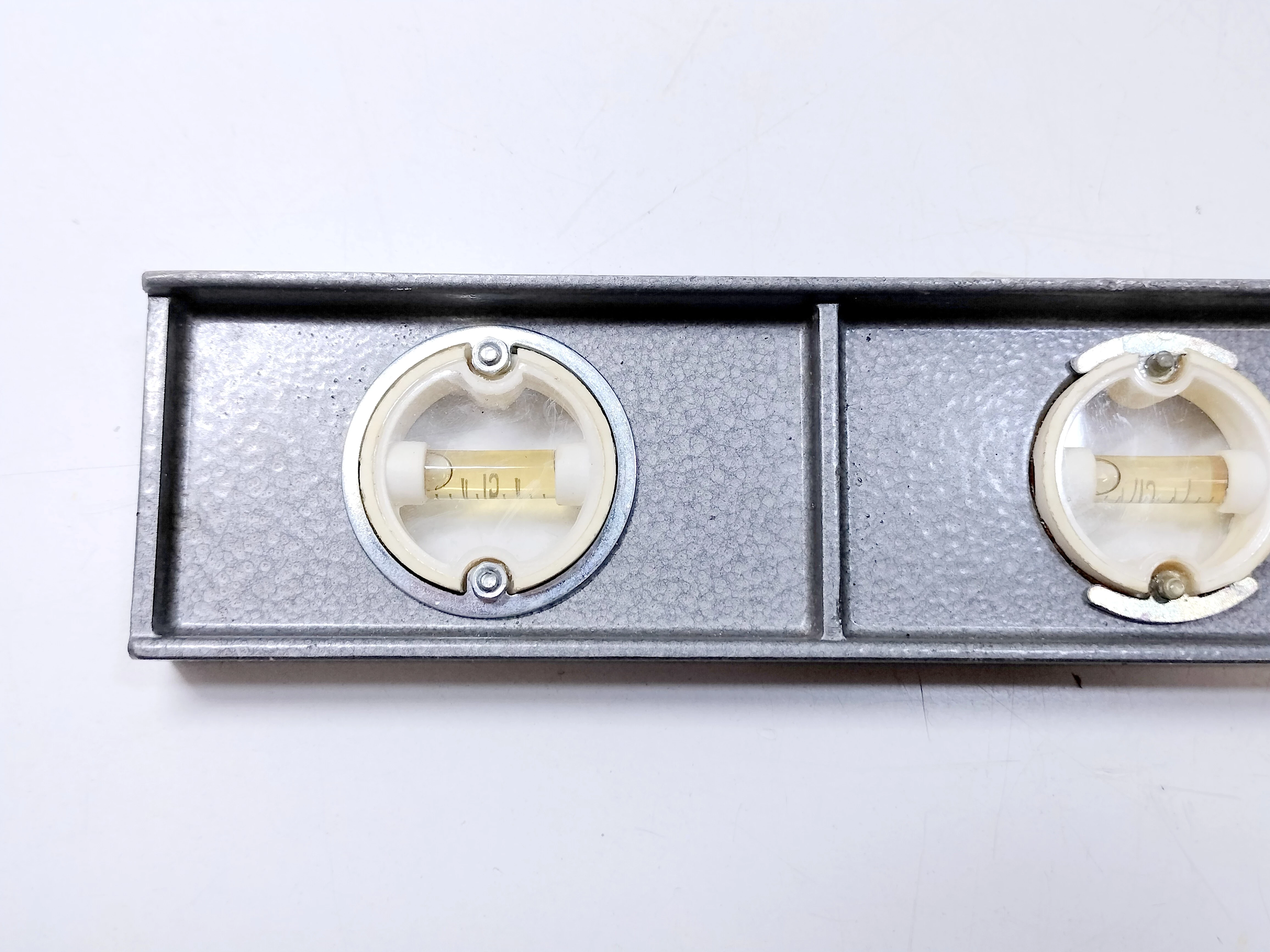 poziomica-metalowa-w-etui-prl-stan-nie-wymaga-renowacji