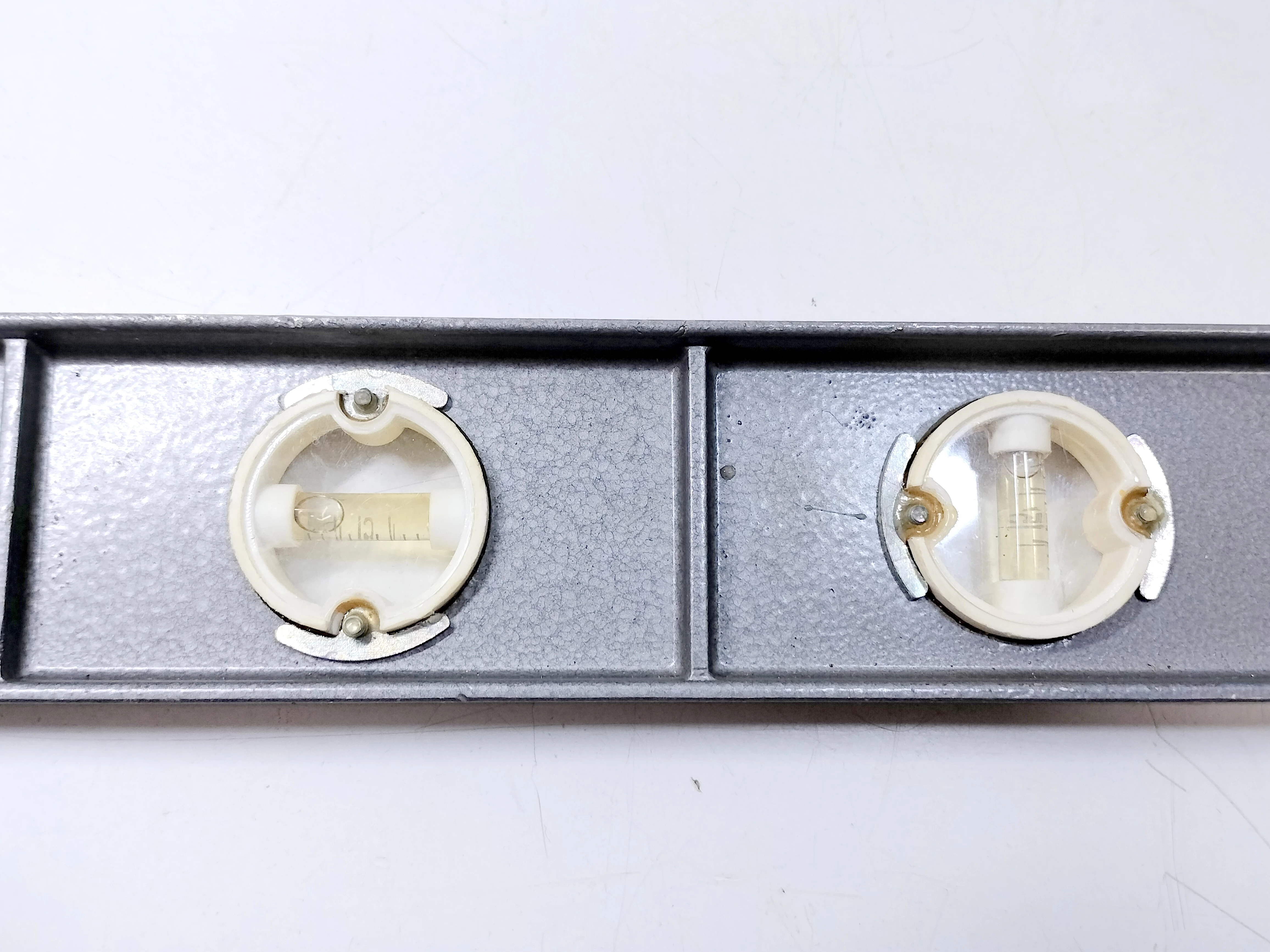 poziomica-metalowa-w-etui-prl-rodzaj-stolarskie