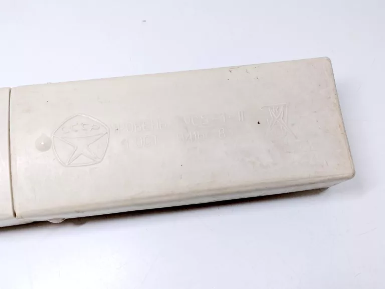 poziomica-metalowa-w-etui-prl-rodzaj-stolarskie