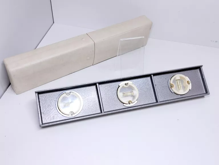 poziomica-metalowa-w-etui-prl-osiedle-centrum-d1-krakow