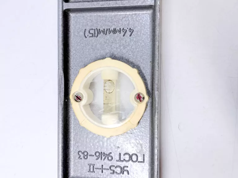 poziomica-metalowa-w-etui-prl-datowanie-obiekt-vintage-1945-2000