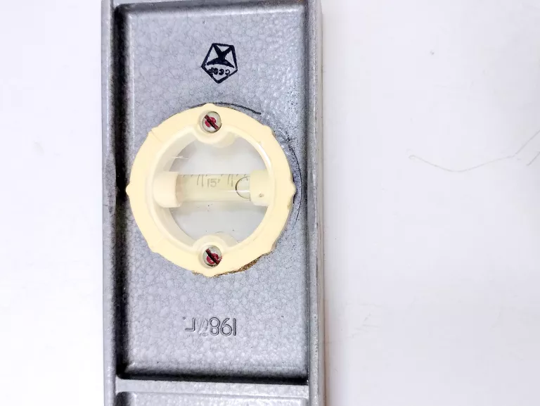 poziomica-metalowa-w-etui-prl-dekada-lata-80-xx-w