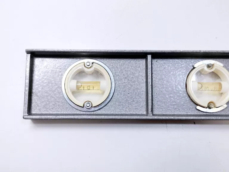 poziomica-metalowa-w-etui-prl-stan-nie-wymaga-renowacji