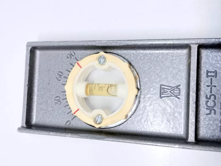 poziomica-metalowa-w-etui-prl-osiedle-centrum-d1-krakow