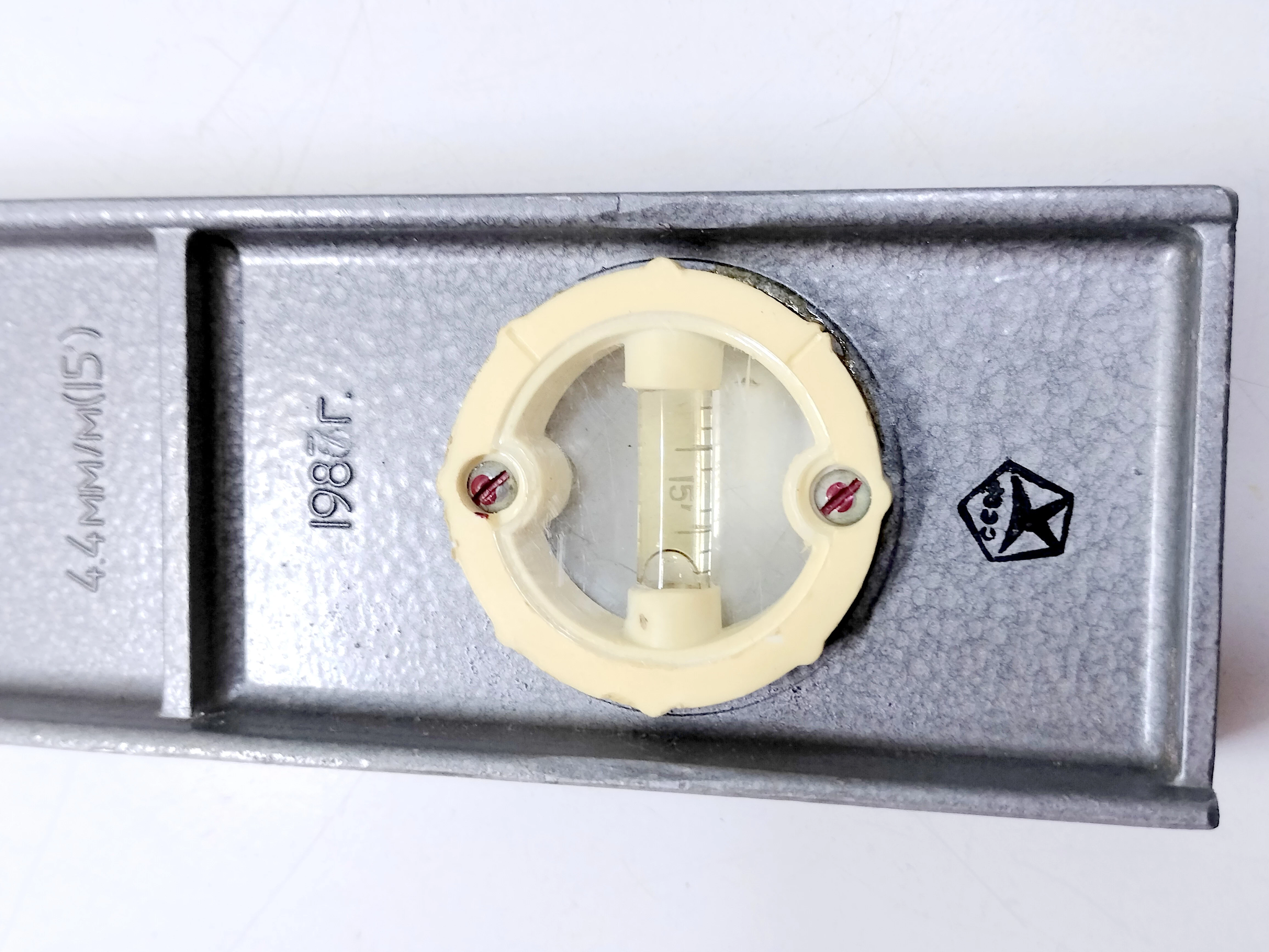 poziomica-metalowa-w-etui-prl-stan-opakowania-otwarte