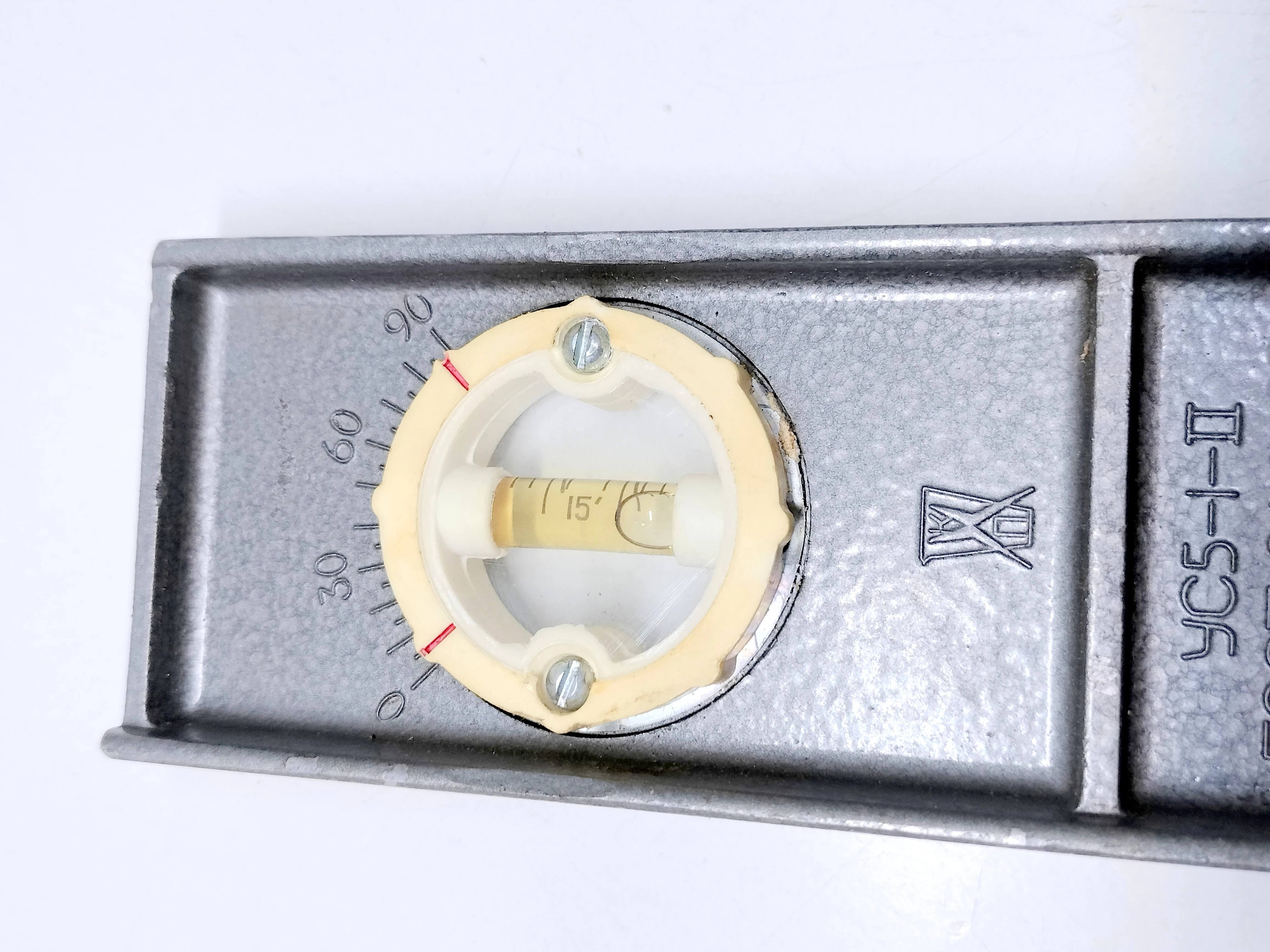 poziomica-metalowa-w-etui-prl-osiedle-centrum-d1-krakow