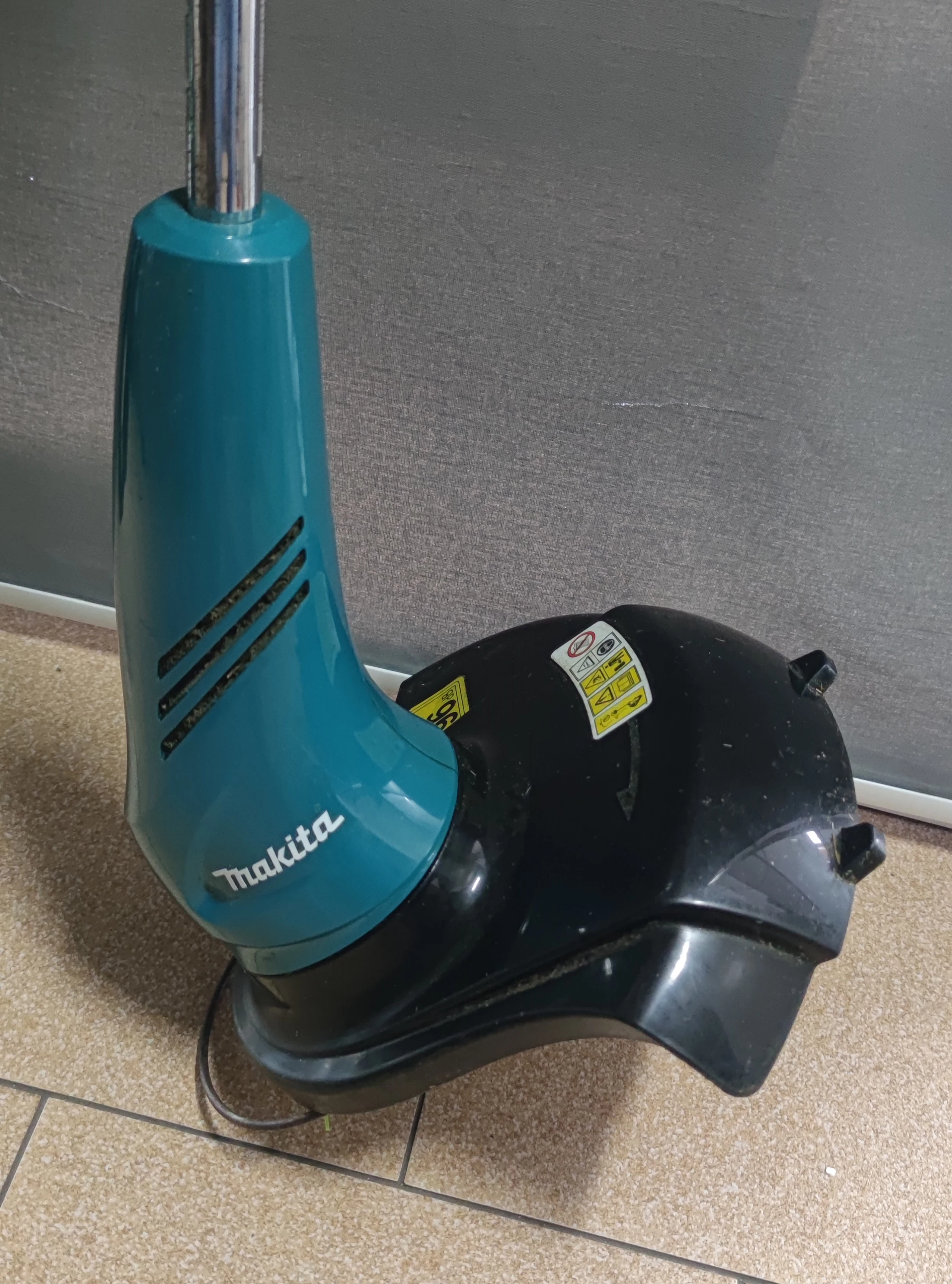 podkaszarka-makita-ur3000-zasilanie-elektryczne