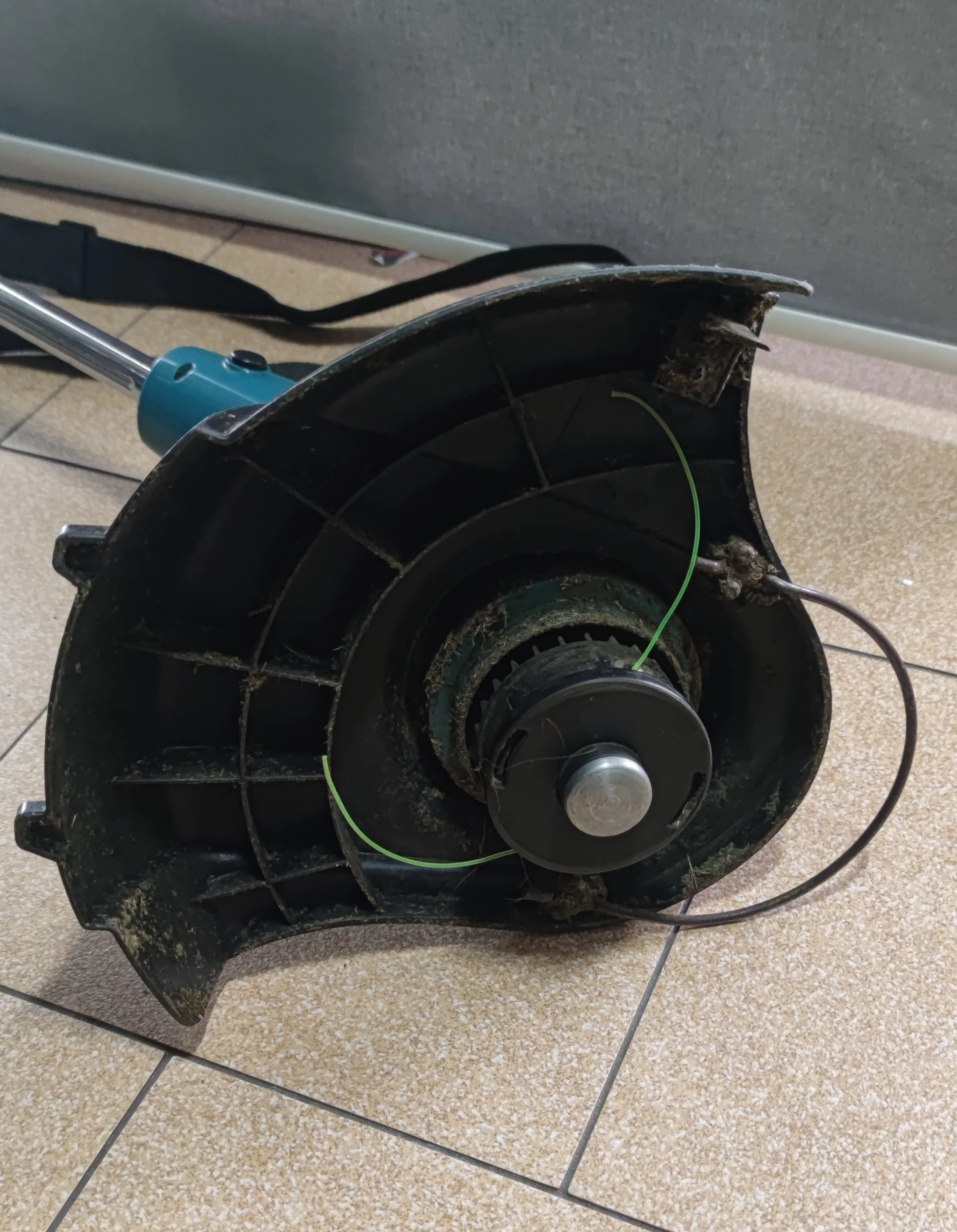 podkaszarka-makita-ur3000-stan-uzywany