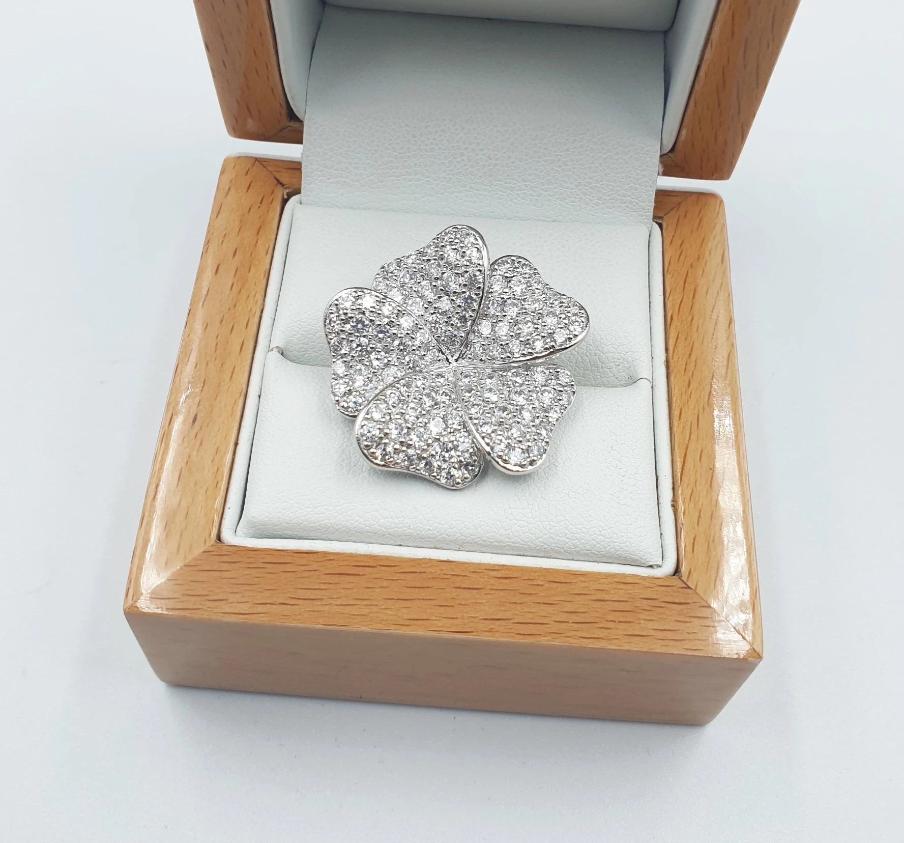 srebrna-broszka-z-krysztalami-722gr-p925-komandorska-147-wroclaw