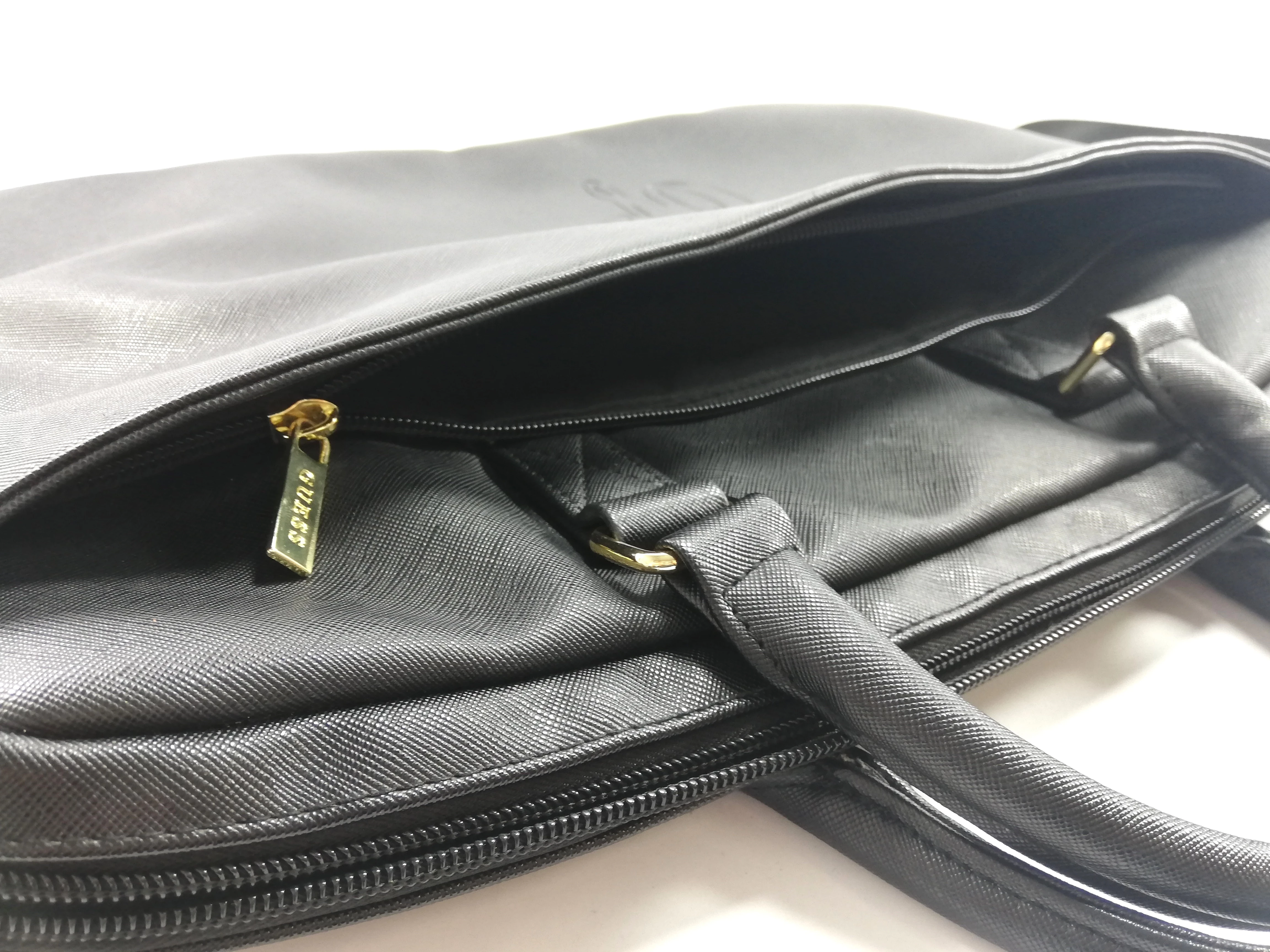 torba-na-laptopa-guess-czarna-product-id-1a51dba3-ef80-422b-8ffa-9840872718b6