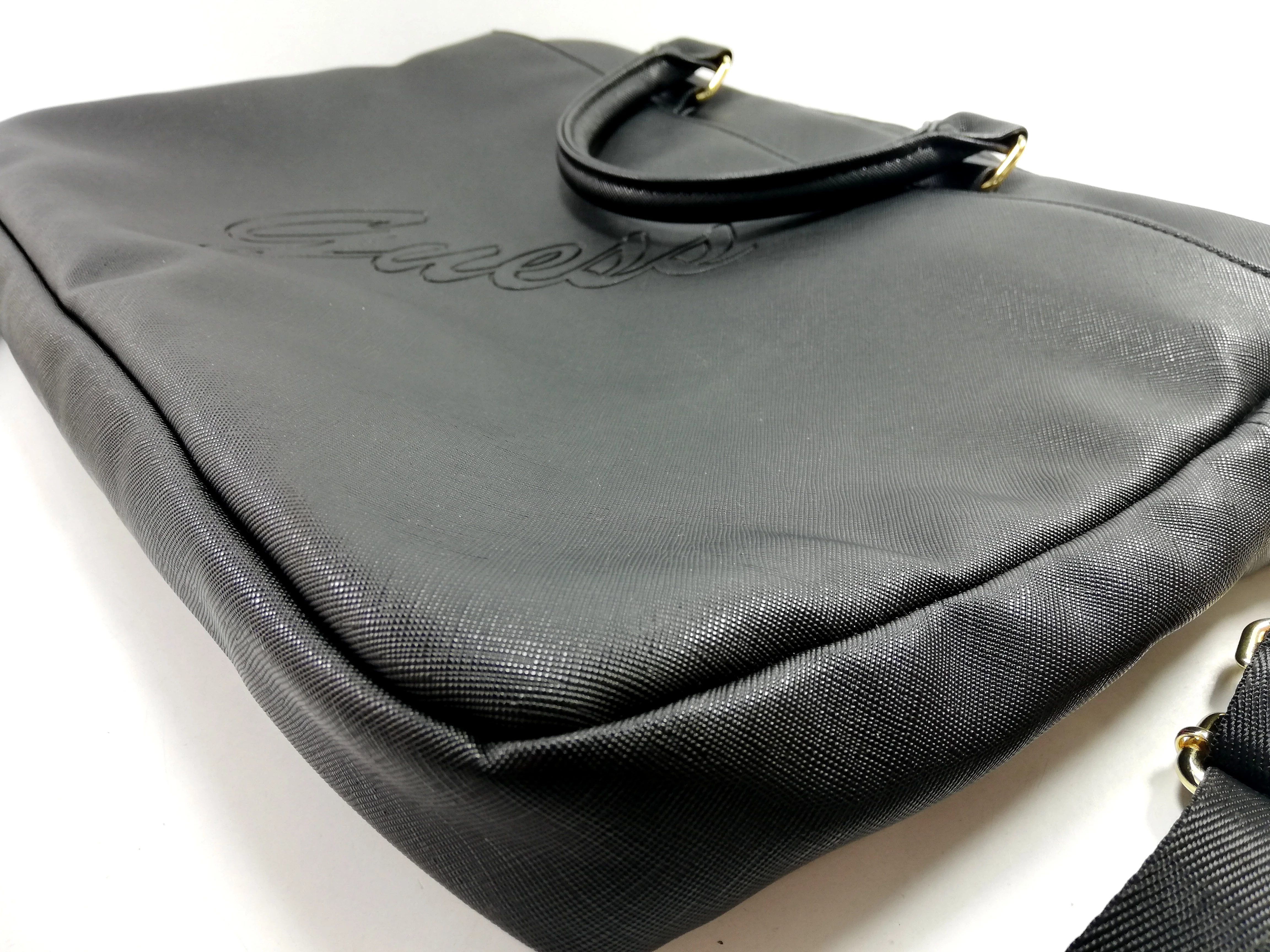 torba-na-laptopa-guess-czarna-stan-uzywany