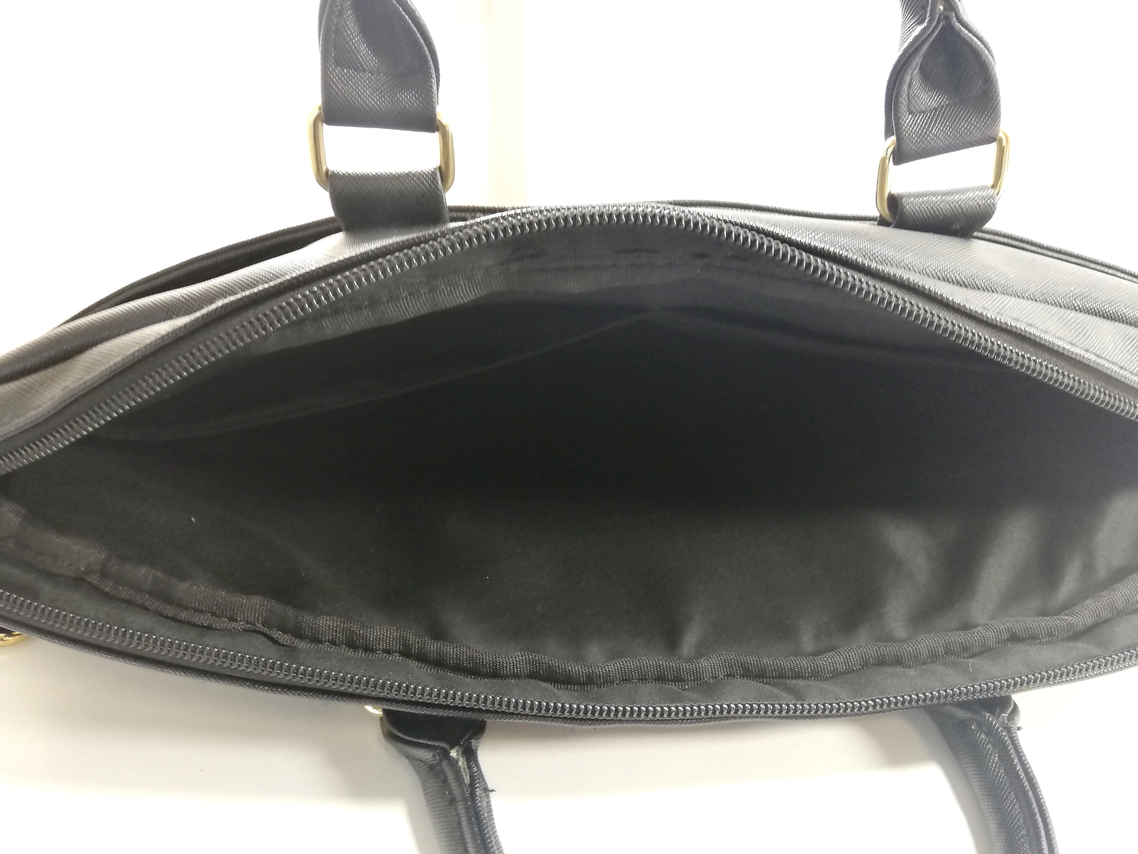 torba-na-laptopa-guess-czarna-ean-gtin-3666339005313