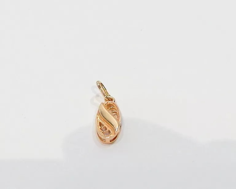 ZŁOTY WISIOREK Z RZEŹBIENIAMI W ŚRODKU PRP. 585