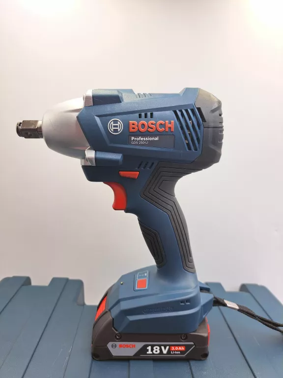 KLUCZ UDAROWY BOSCH GDS 250-LI 8V 3.0AH 2X AKUM.