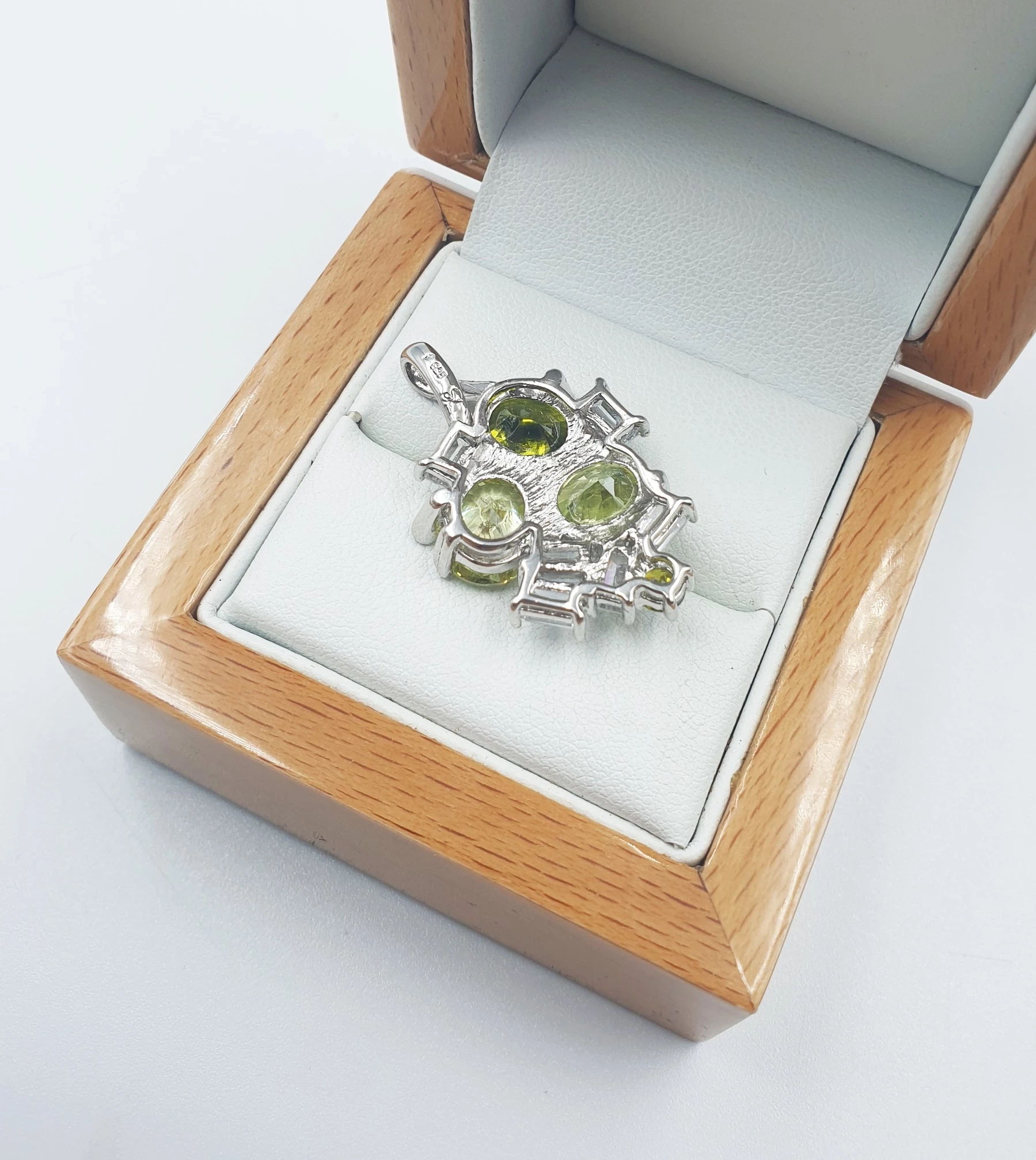 srebrna-zawieszka-z-krysztalami-843gr-p925-stan-11323-2