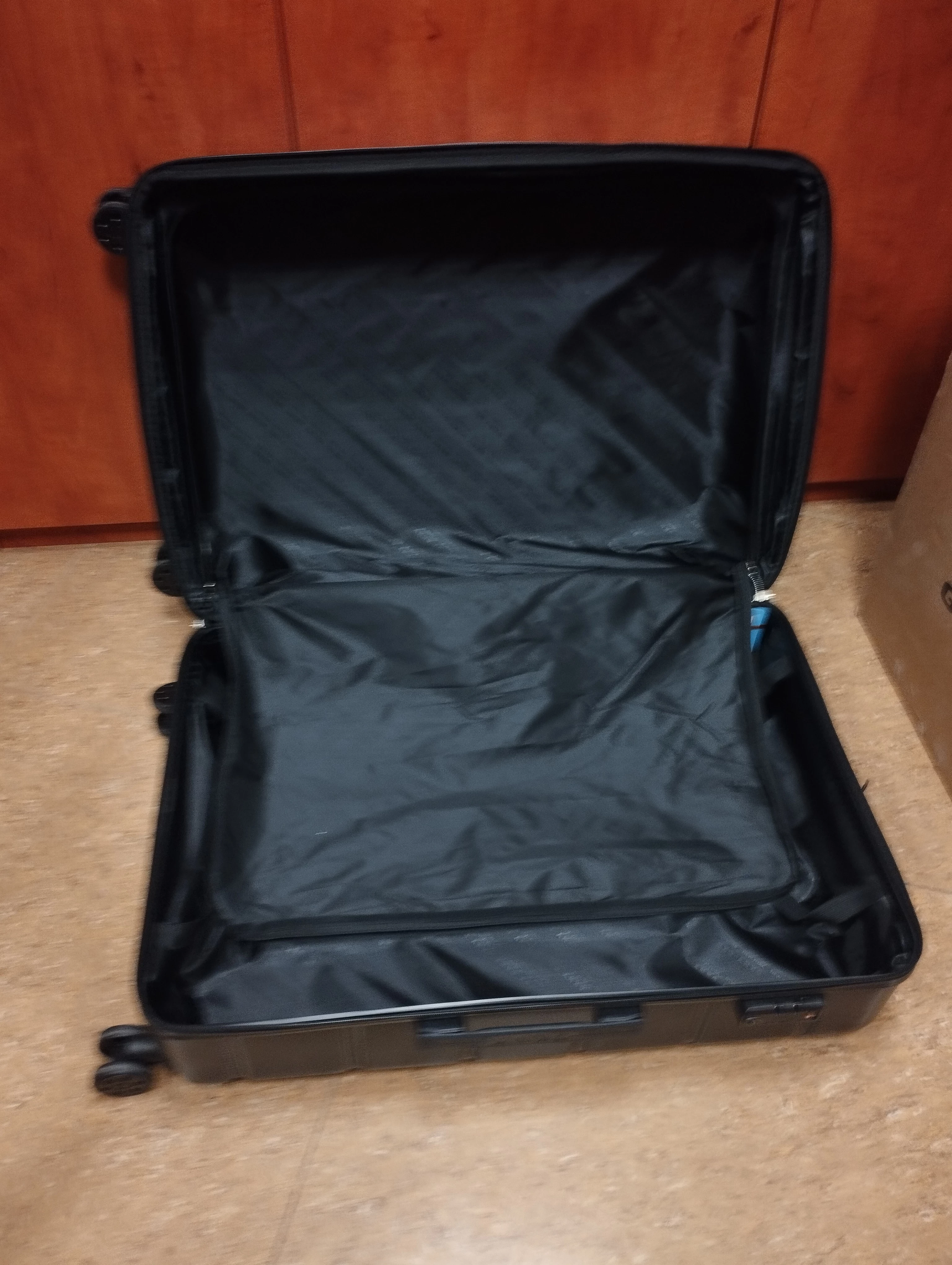 walizka-dkny-czarna-rodzaj-walizki-twarde