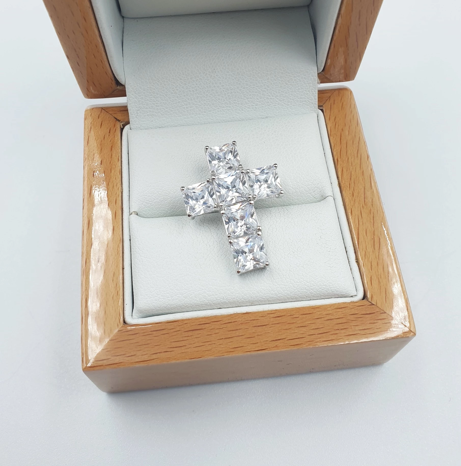 srebrna-zawieszka-z-krysztalami-ksztalt-krzyzyk-414gr-p925-ean-gtin-5905220400843