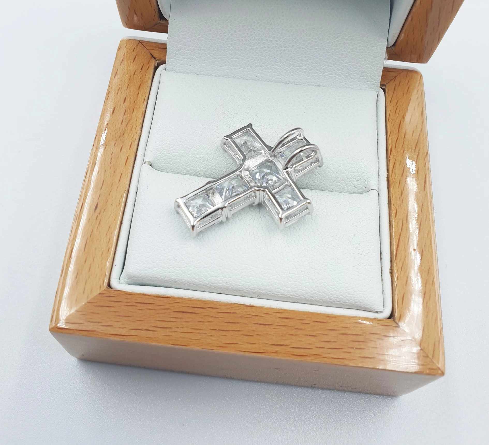 srebrna-zawieszka-z-krysztalami-ksztalt-krzyzyk-414gr-p925-stan-11323-2