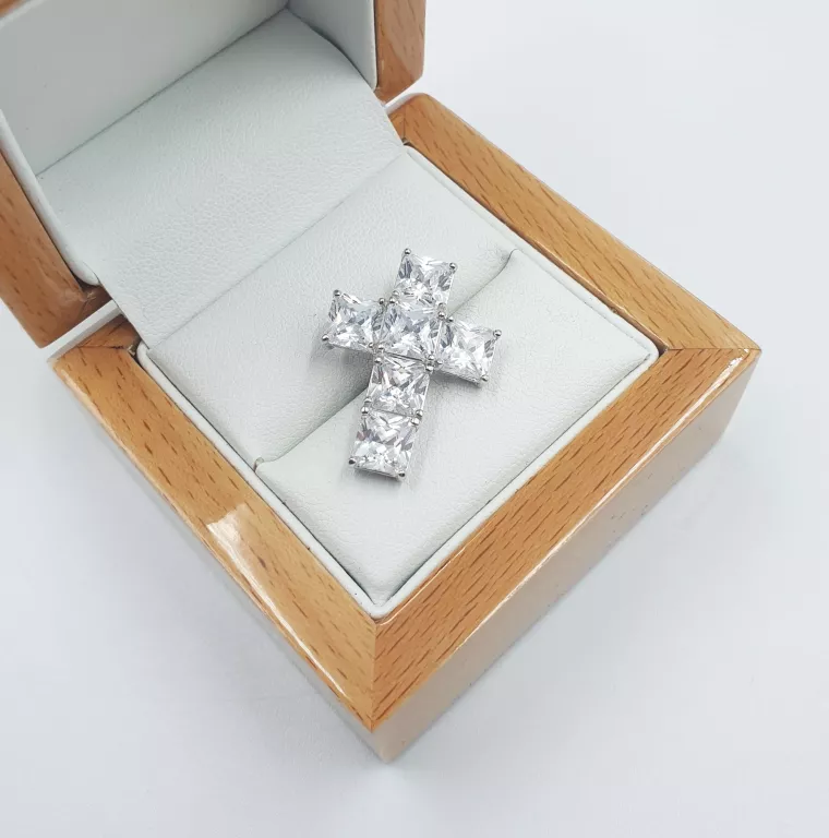 srebrna-zawieszka-z-krysztalami-ksztalt-krzyzyk-414gr-p925-komandorska-147-wroclaw