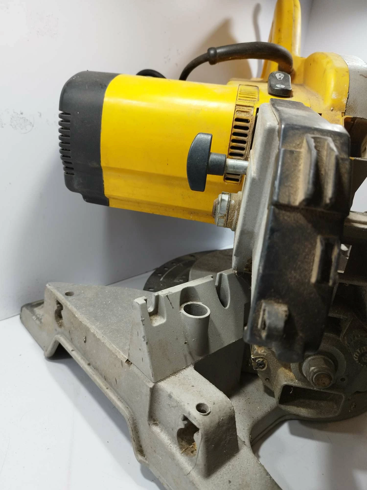 pila-ukosnica-dewalt-dw707-1200-w-216-mm-marka-dewalt