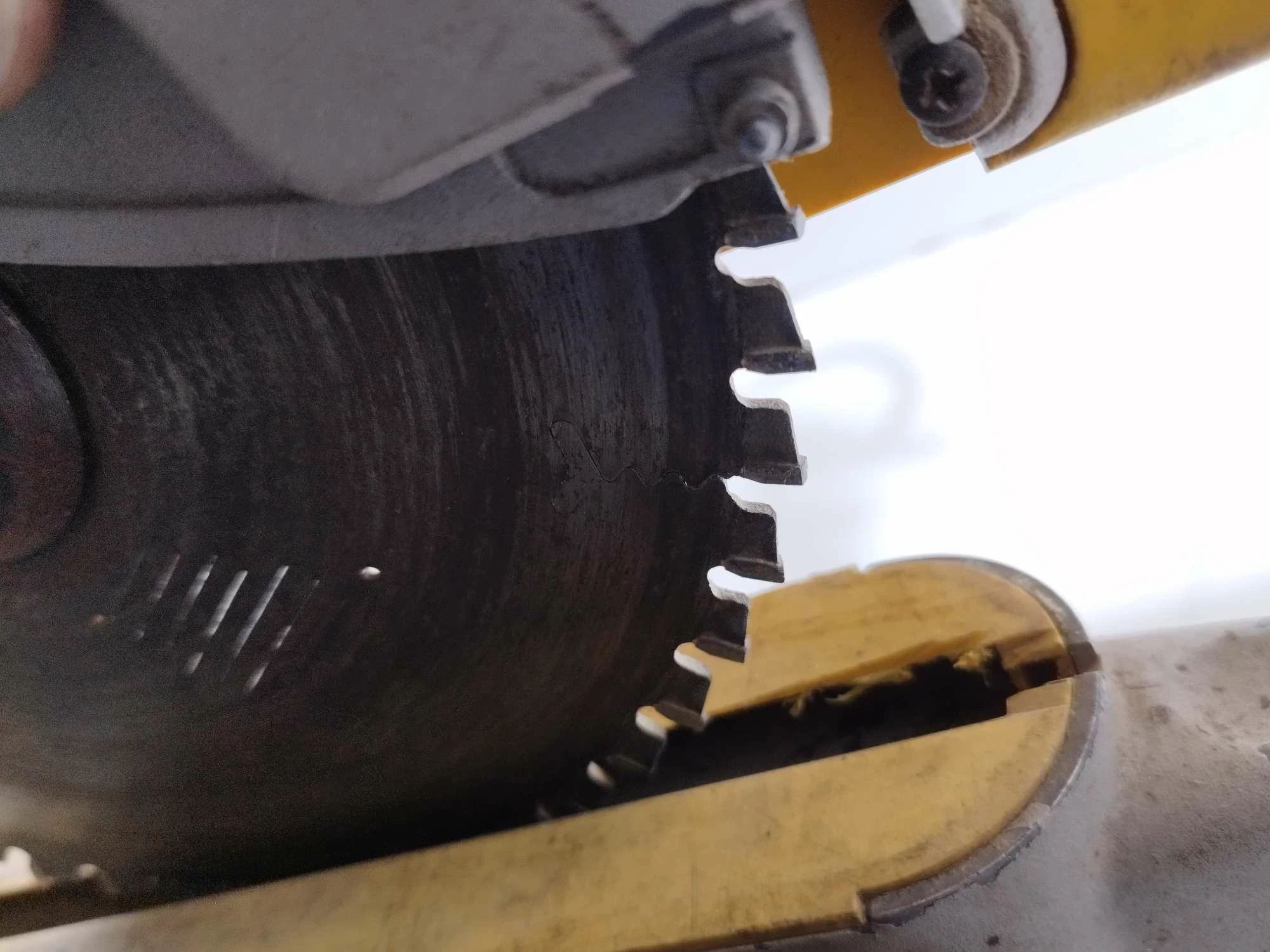 pila-ukosnica-dewalt-dw707-1200-w-216-mm-ean-gtin-5011402272402