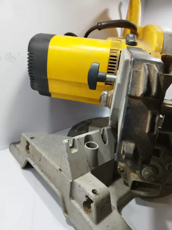 pila-ukosnica-dewalt-dw707-1200-w-216-mm-marka-dewalt