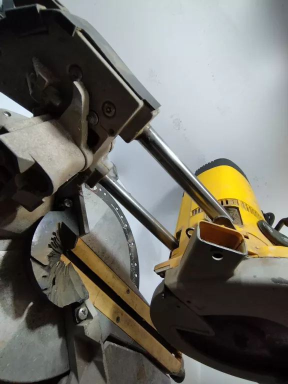 pila-ukosnica-dewalt-dw707-1200-w-216-mm-stan-uzywany