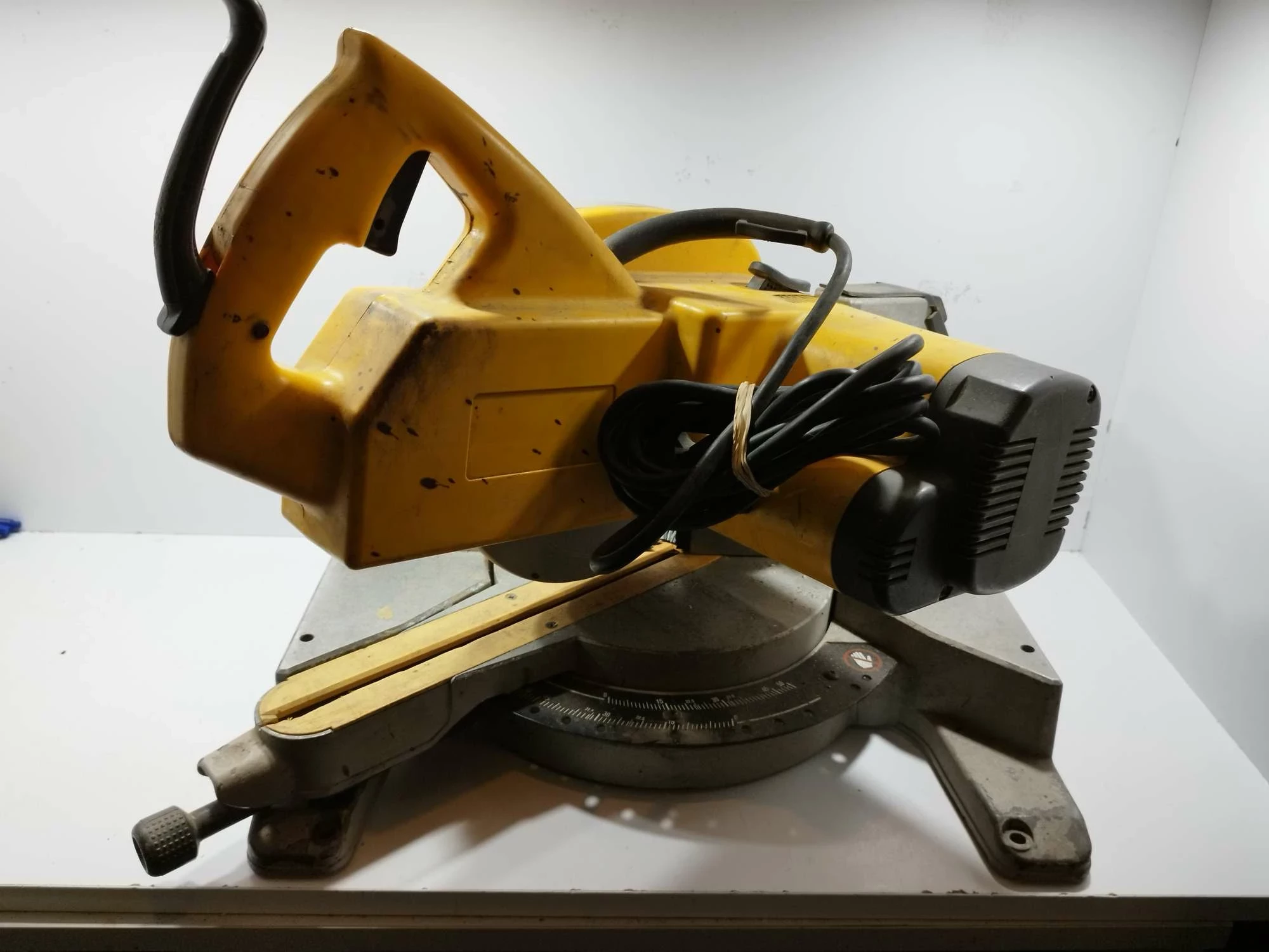 pila-ukosnica-dewalt-dw707-1200-w-216-mm-product-id-66e04a43-ca34-4a7c-8bd8-c9531b3119ef