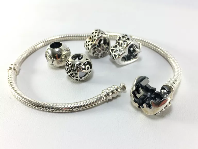 SREBRNA BRANSOLETKA PANDORA +4 CHARMS 925 21,38G