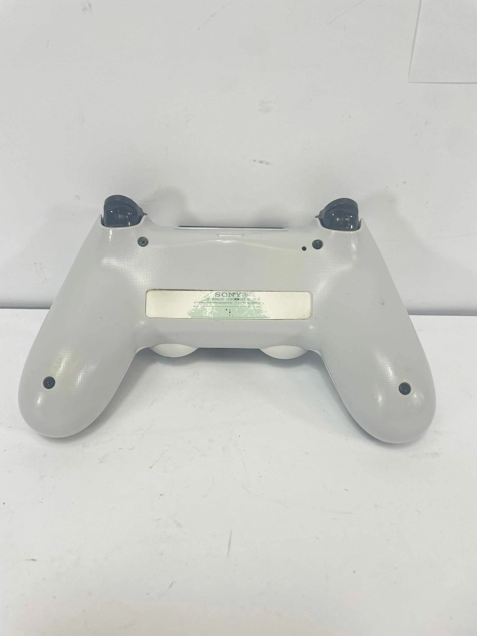 pad-ps4-bialy-bn-pochodzenie-oryginal