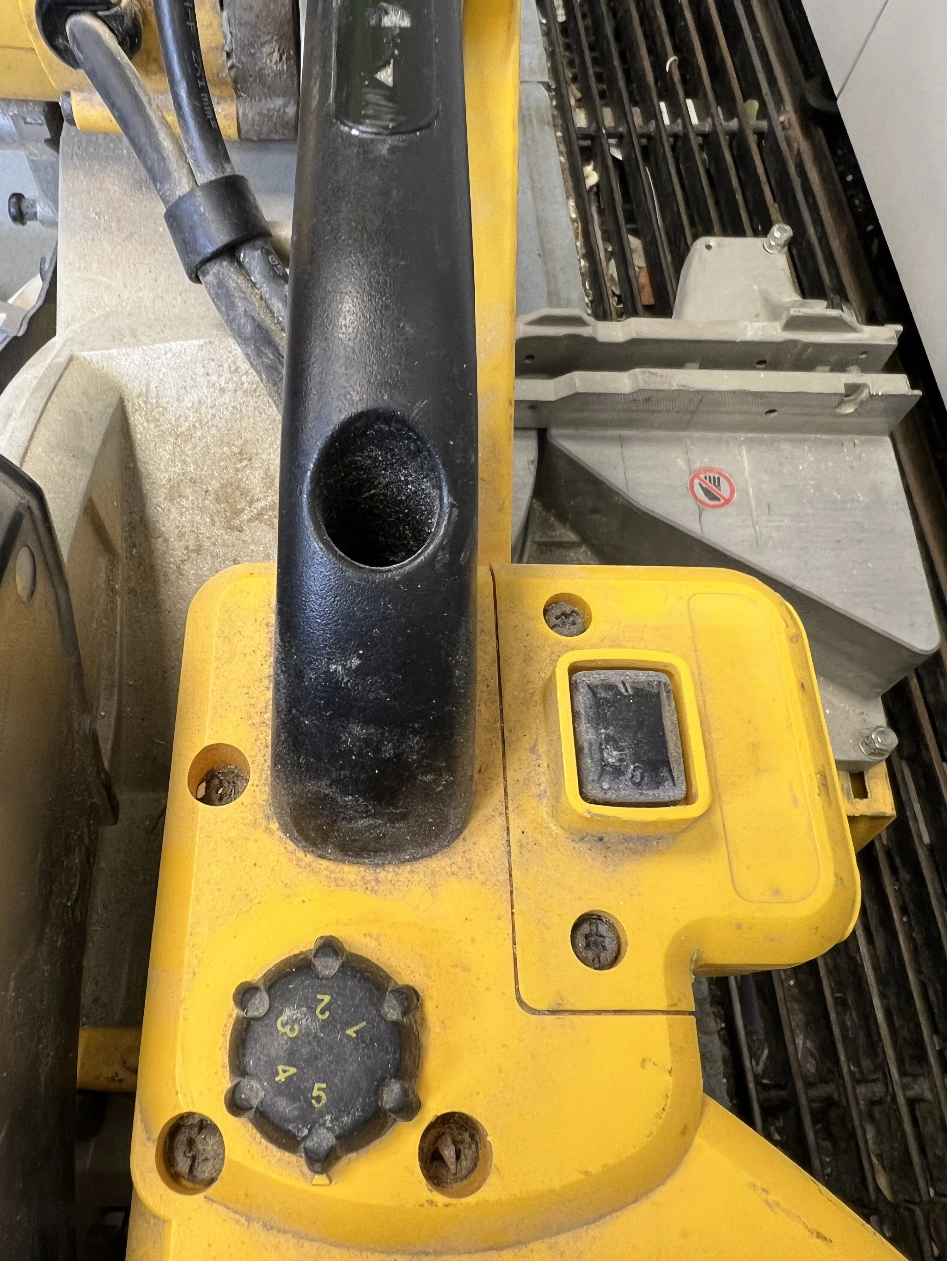 pila-ukosnica-dewalt-dws780-srednica-tarczy-305