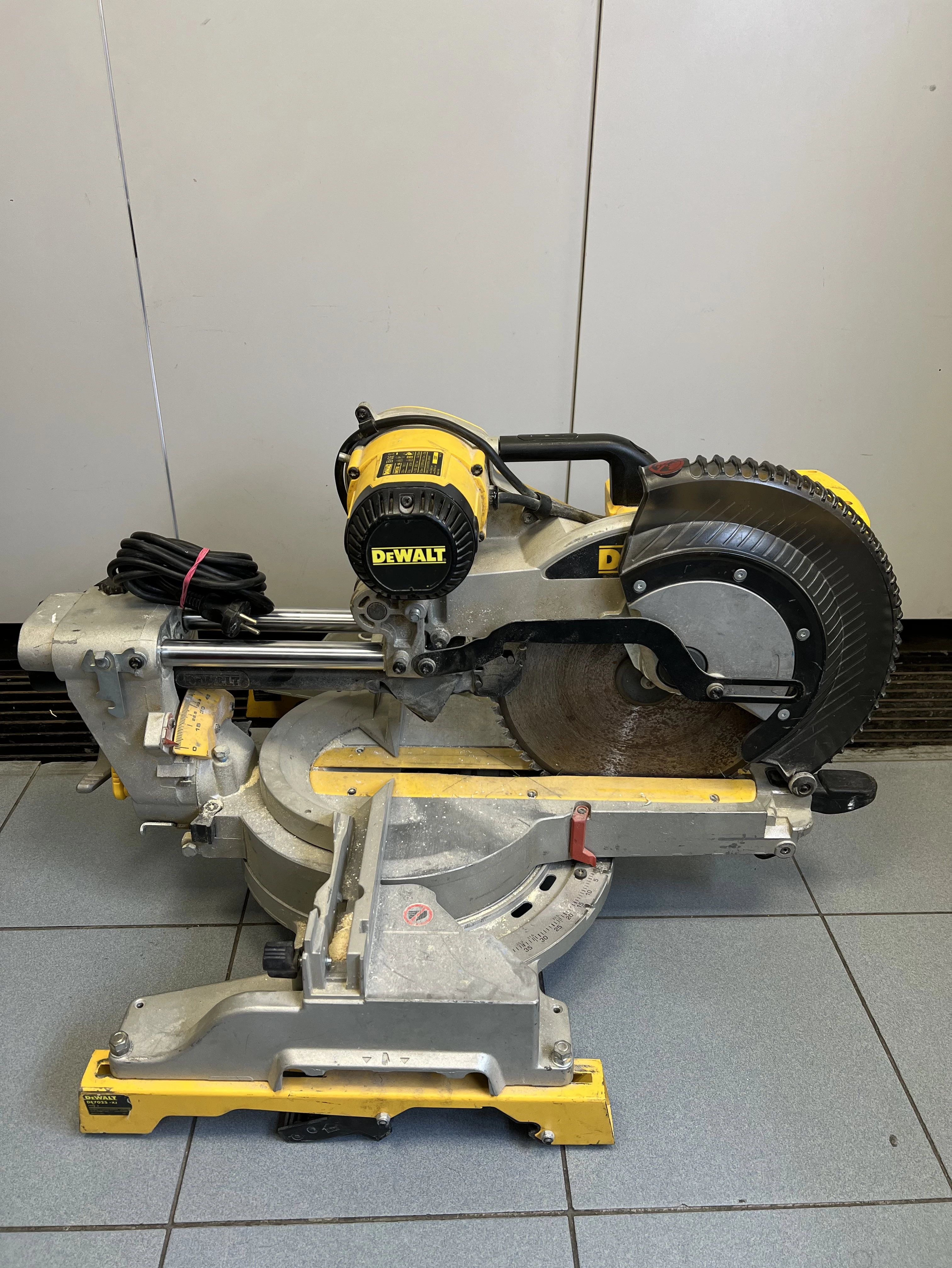 pila-ukosnica-dewalt-dws780-ean-gtin-1000000415308