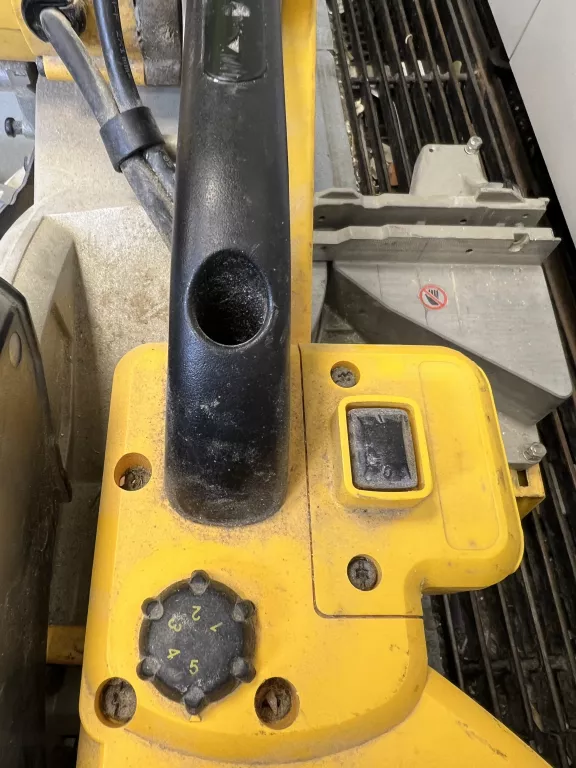 pila-ukosnica-dewalt-dws780-srednica-tarczy-305