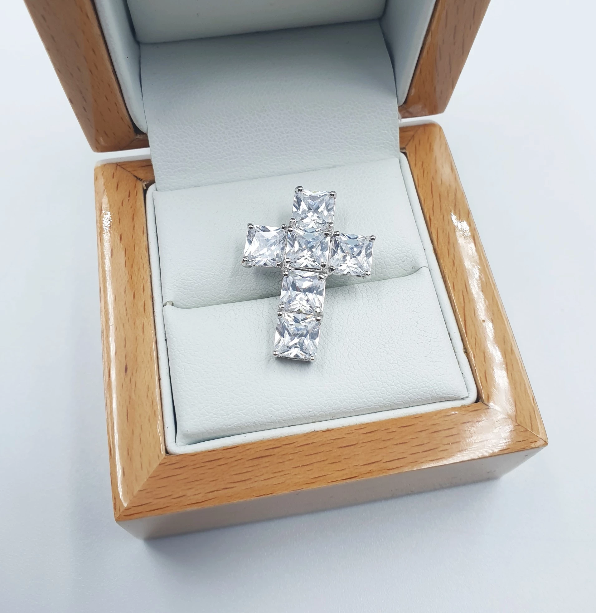 srebrna-zawieszka-z-krysztalami-ksztalt-krzyzyk-396gr-p925-radosna-38-wroclaw